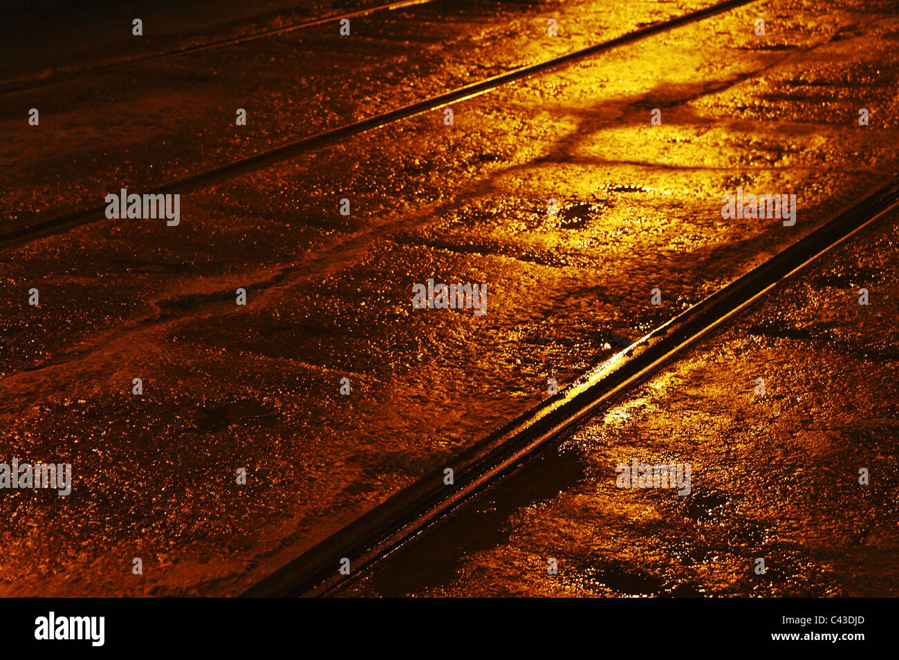 Straßenbahnschienen im beleuchteten Tunnel, Moskau, Russland Stockfoto