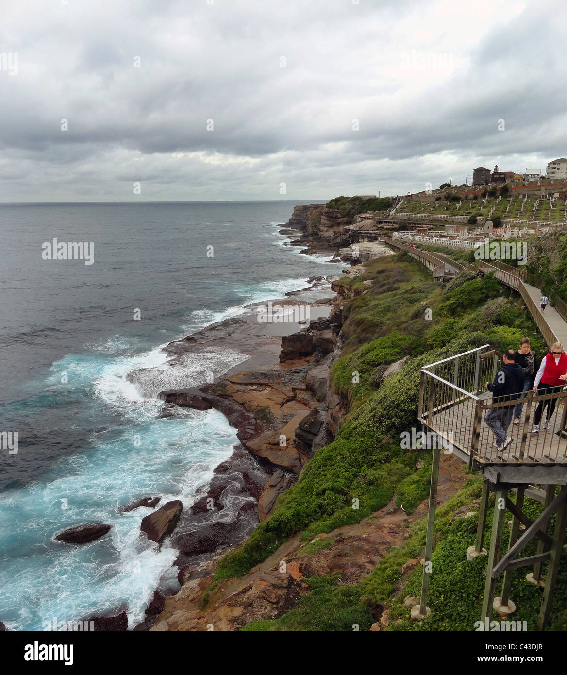 Spaziergang entlang der Küste, Bronte, in den östlichen Vororten Sydneys, Australien. Waverly Friedhof rechts oben. Stockfoto