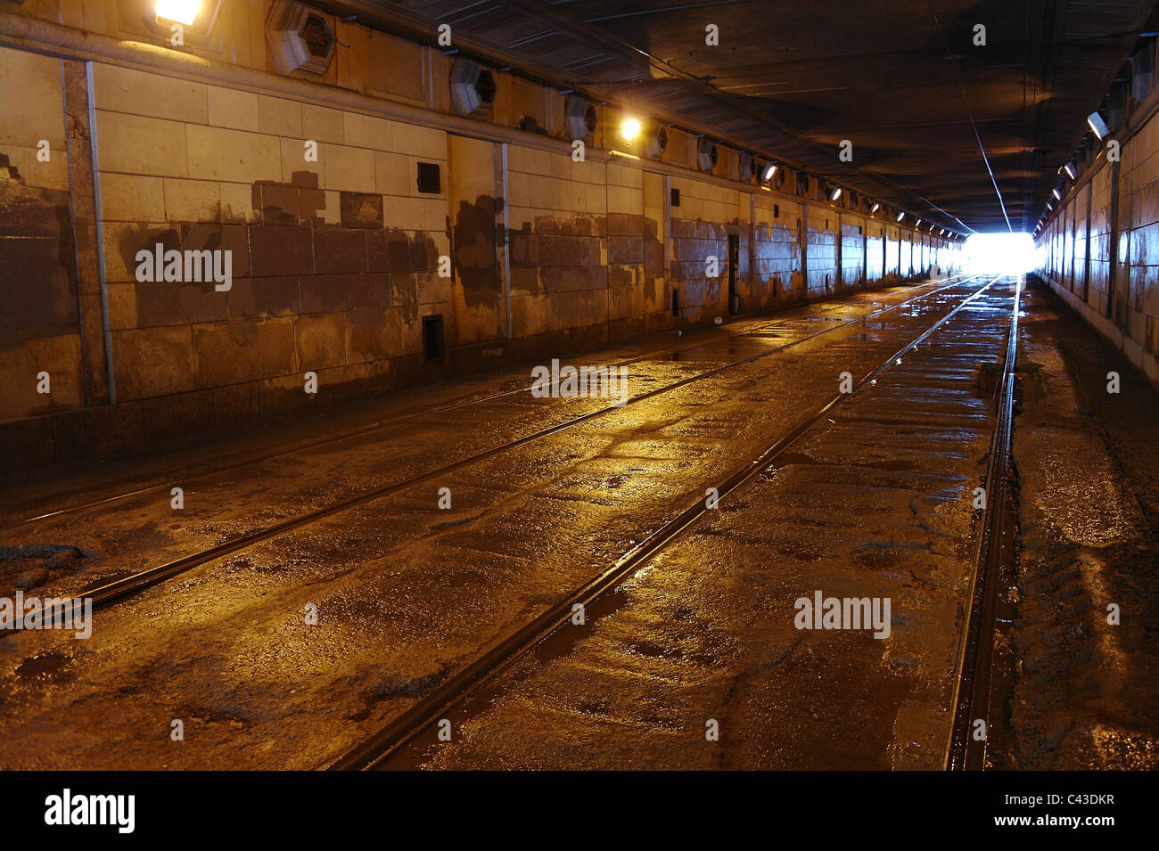 Straßenbahnschienen im beleuchteten Tunnel, Moskau, Russland Stockfoto