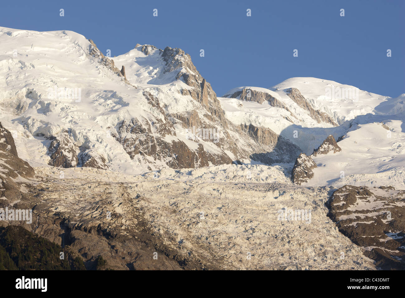 Nordseite des Mont Blanc mit dem Glacier des Bossons (einer der steilsten Gletscher der Welt). Chamonix, Haute-Savoie, Frankreich. Stockfoto