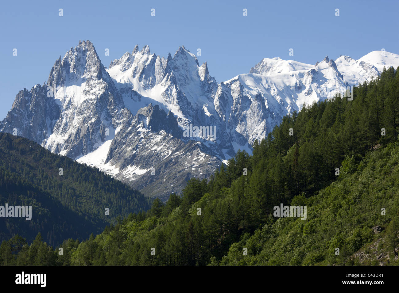 Aiguilles de Chamonix (3000 bis 3852 Meter ü.d.M.) mit dem Mont-Blanc (4810 Meter ü.d.M.) in der oberen rechten Ecke. Chamonix, Haute-Savoie, Frankreich. Stockfoto