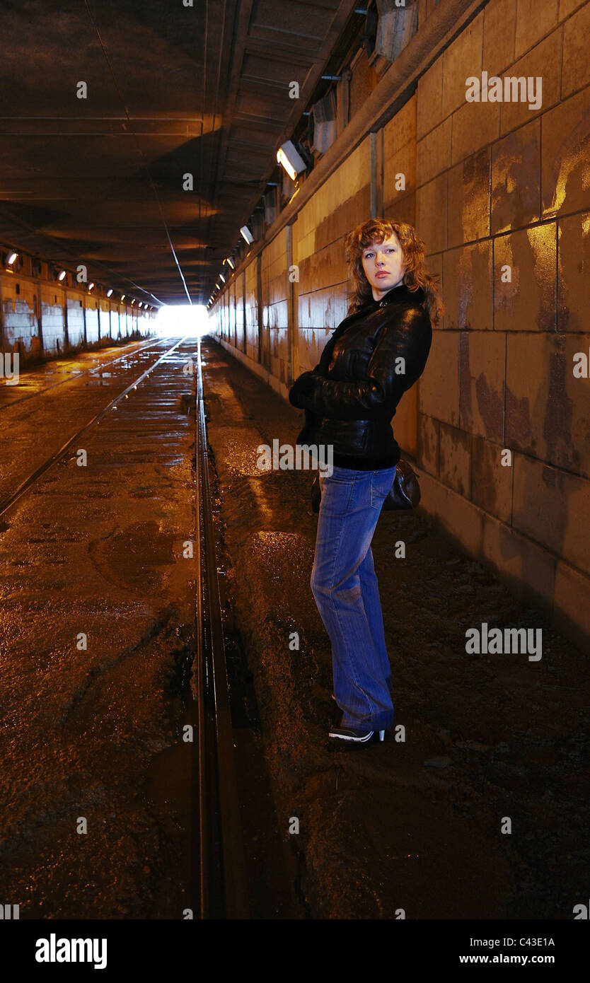 Das Mädchen im beleuchteten Tunnel, Moskau, Russland Stockfoto