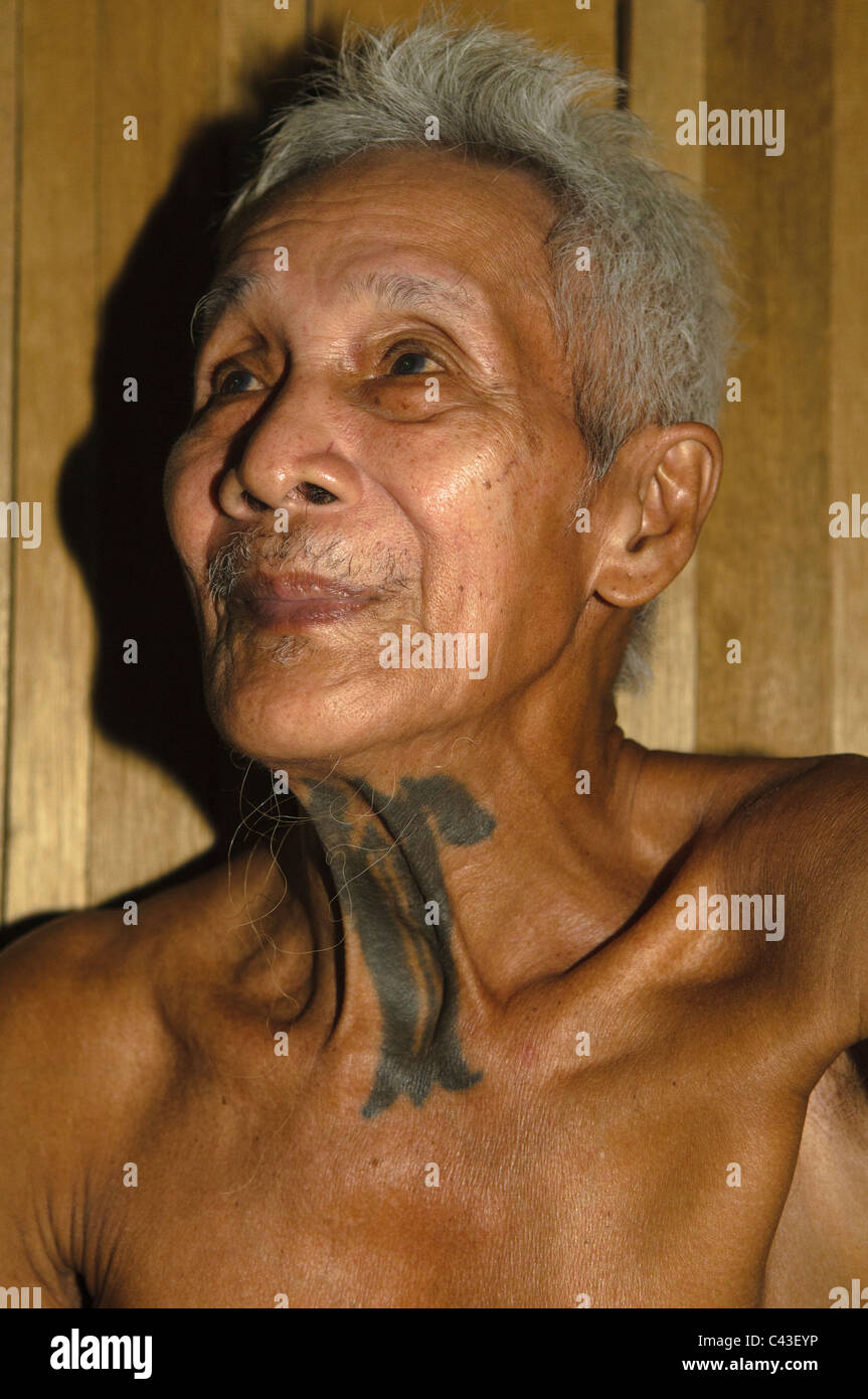 IBAN elder mit traditionellen Headhunter Tattoo am Hals am Nanga Sumpa Langhaus in Sarawak, Borneo, Malaysia Stockfoto