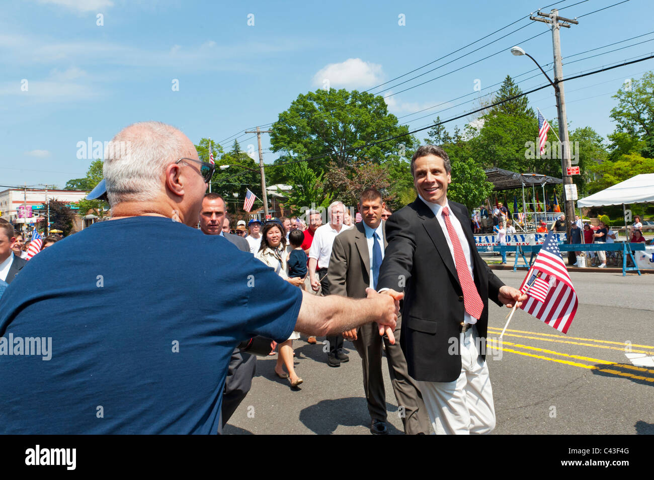 New Yorker Gouverneur Andrew Cuomo Händeschütteln mit Mann, wenig Hals Douglaston Memorial Day Parade, 30. Mai 2011, Little Neck, New York Stockfoto