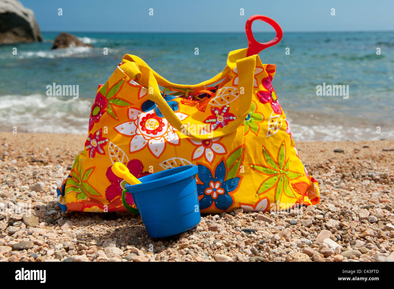 Strandtasche und Plastikspielzeug für Urlaub Stockfoto