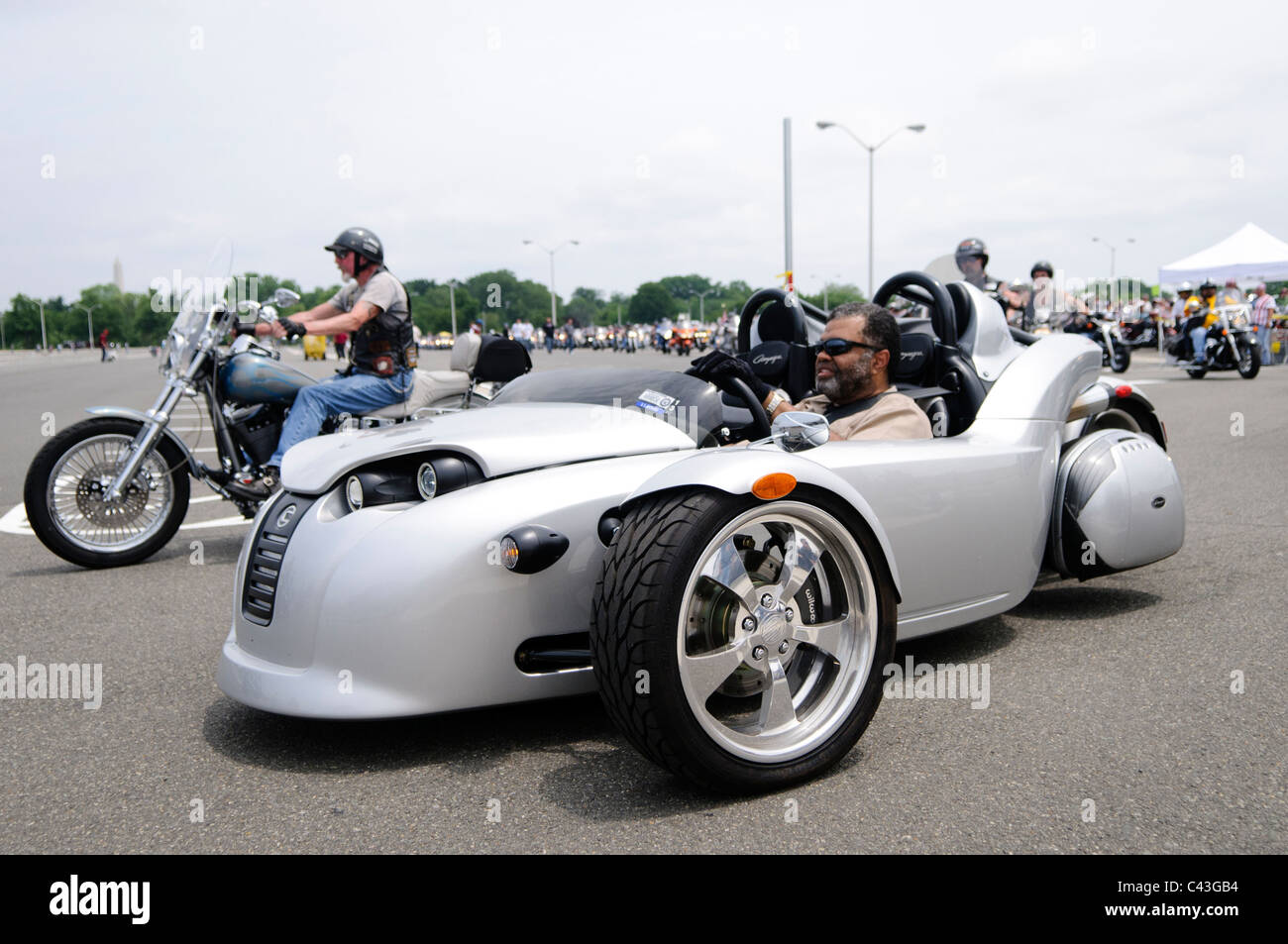 ARLINGTON VA, USA – Motorradfahrer fahren während der jährlichen Rolling Thunder Motorradrallye am 29. Mai 2011 vom nördlichen Parkplatz des Pentagons ab. Die Veranstaltung, die Tausende von Reitern anzieht, ehrt amerikanische Veteranen und Kriegsgefangene. Die Teilnehmer treffen sich im Pentagon, bevor sie im Rahmen der Aktivitäten am Memorial Day-Wochenende durch die Innenstadt von Washington DC fahren. Stockfoto