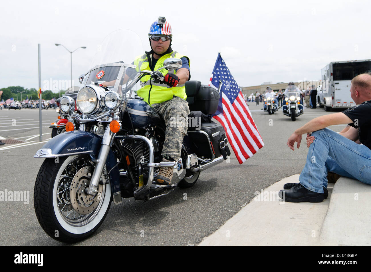 ARLINGTON, VA - Teilnehmer in der jährlichen Rolling Thunder Motorrad Rallye durch die Innenstadt von Washington DC am 29. Mai 2011. Diese Aufnahme wurde als die Mitfahrer waren verlassen die Staging Area im Norden der Parkplatz des Pentagon, wo Tausende von Bikes und Fahrer gesammelt hatte. Stockfoto