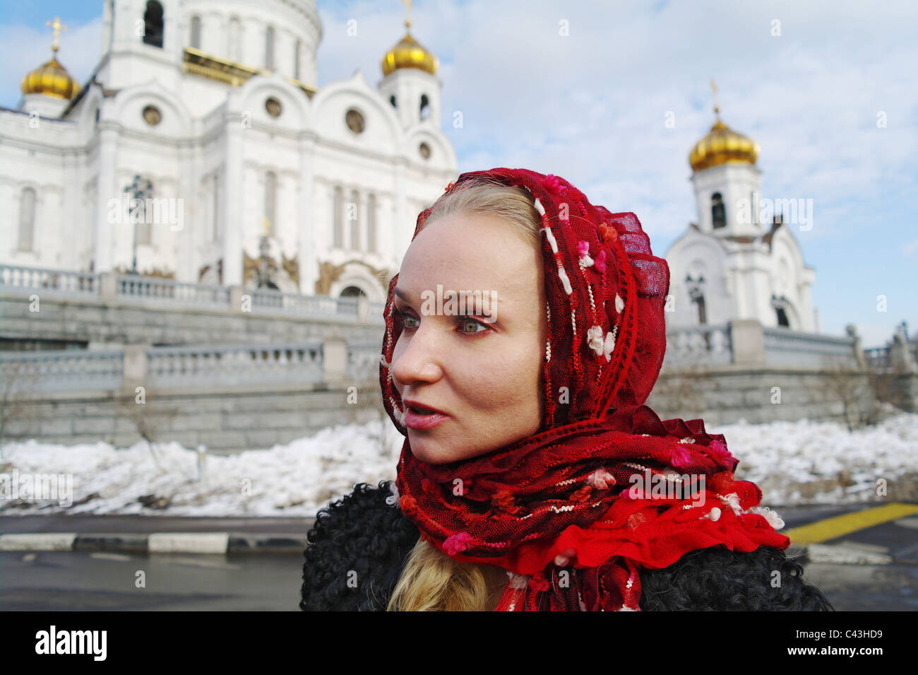Porträt des Mädchens den Christen gegen einen Tempel Christi, des Erlösers, Moskau, Russland Stockfoto