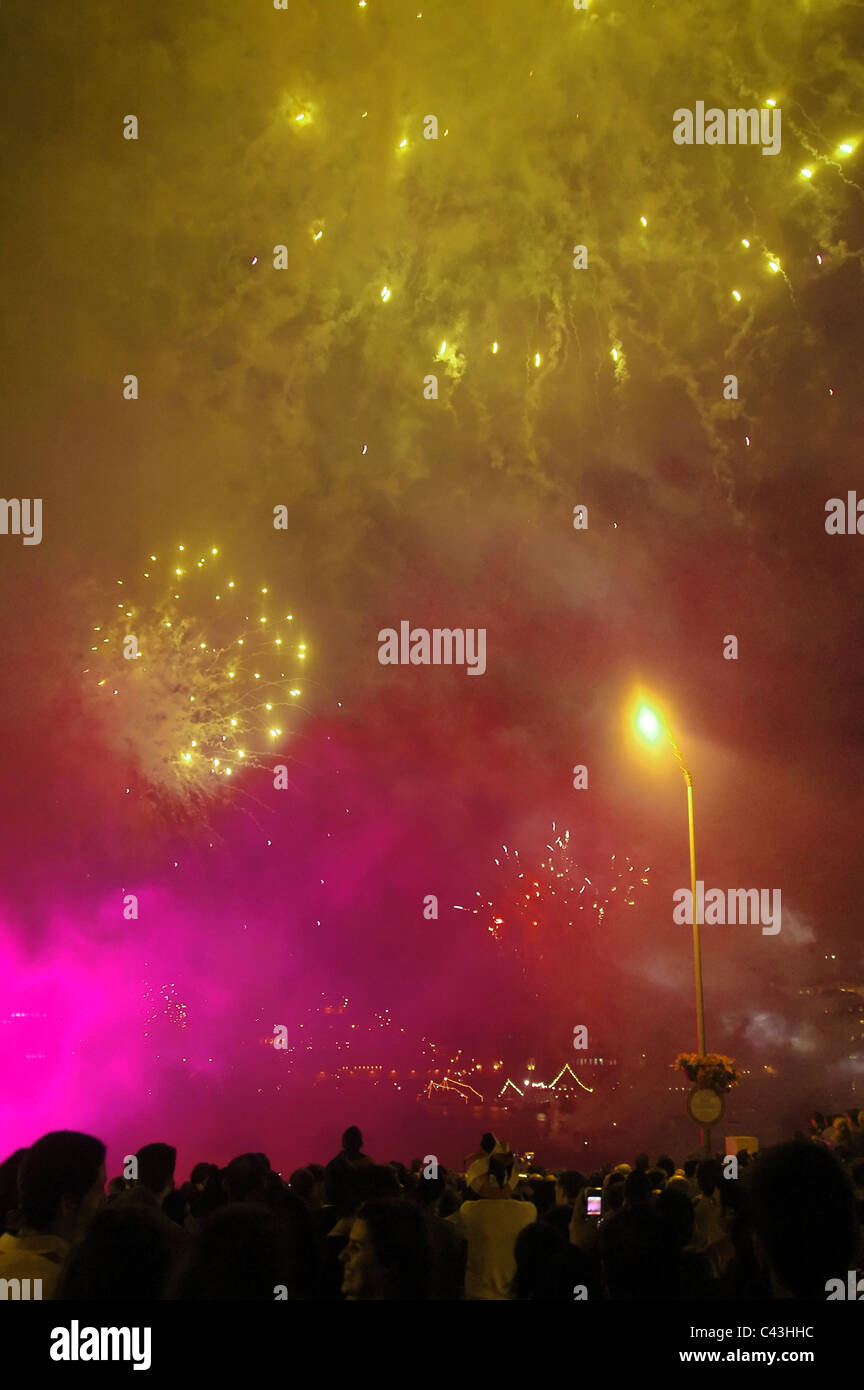 Feuerwerk Licht der Himmel während der Festa de Sao Joao do Porto oder Festival des Hl. Johannes von Porto, die jedes Jahr im Hochsommer geschieht, ein Tribut an dem heiligen Johannes dem Täufer in der Nacht des 23. Juni (St John's Eve) in der Stadt Porto, Nordportugal Stockfoto