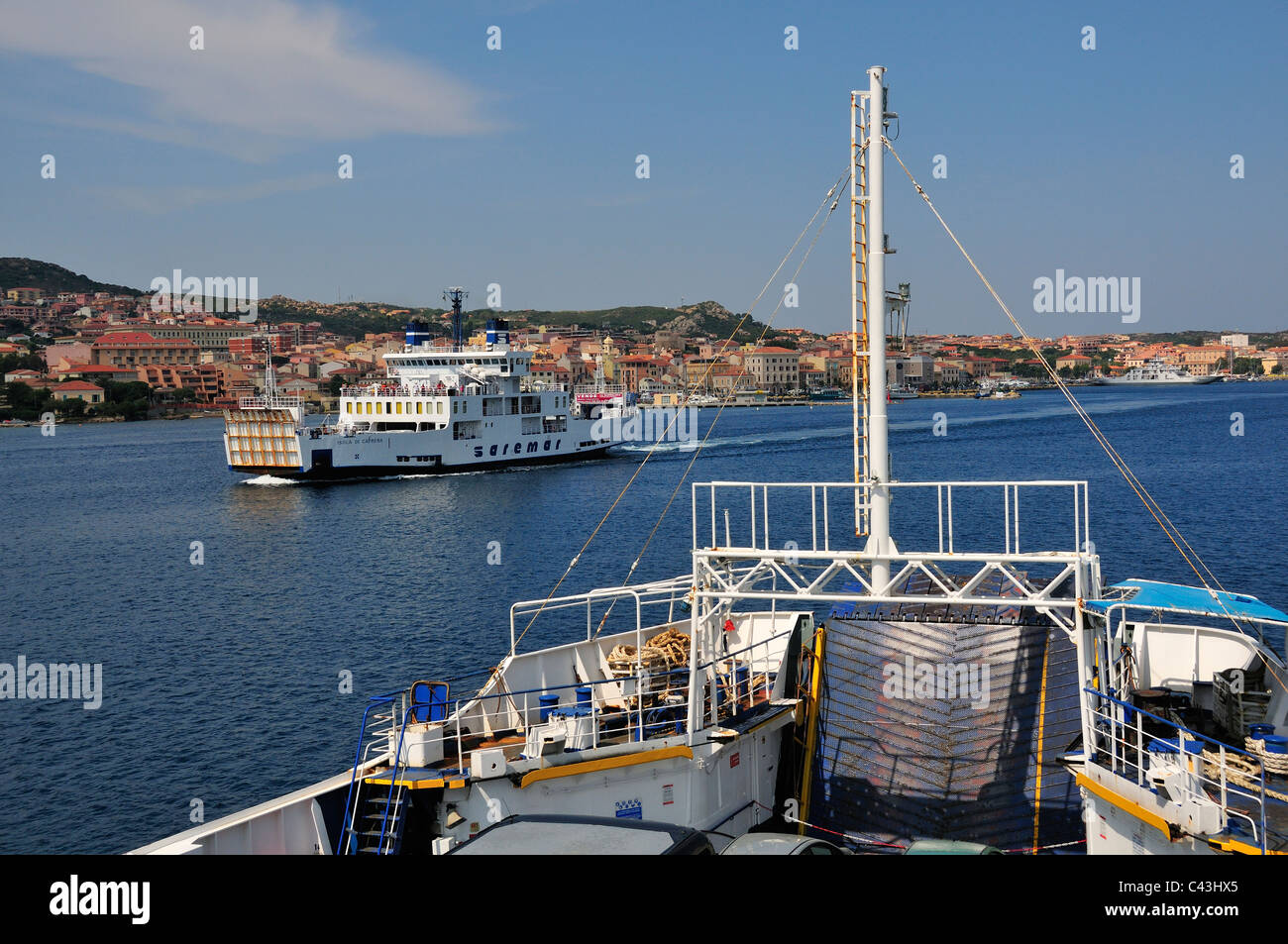 Fähren von und nach Palau, La Maddalena (in Sicht), Sardinien, Italien Stockfoto