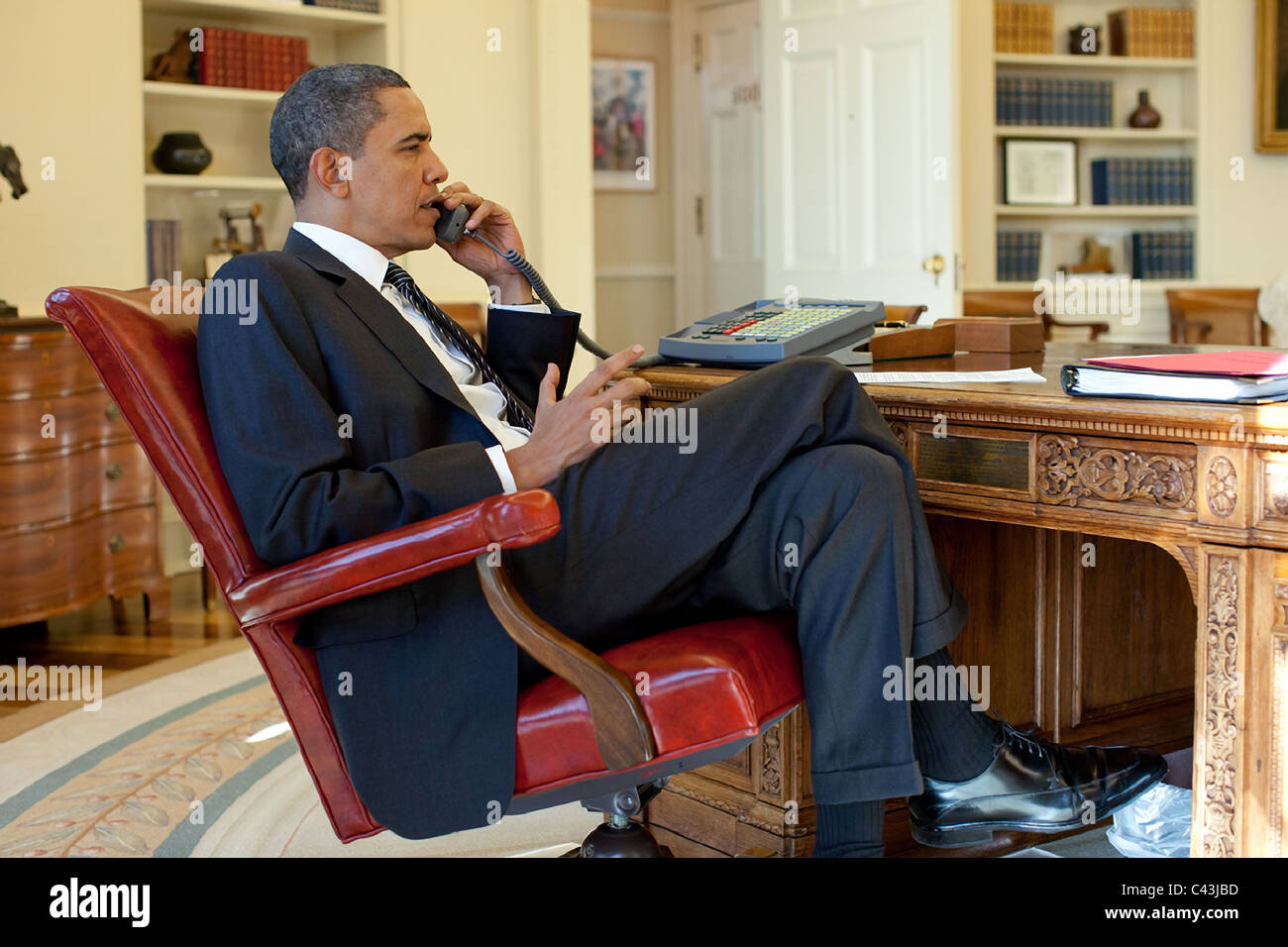 Präsident Barack Obama spricht am Telefon mit haitianischen Präsidenten René Préval im Oval Office, Stockfoto