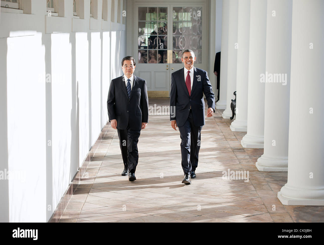 Präsident Barack Obama und Präsident Hu Jintao Chinas Fuß entlang der Kolonnade des weißen Hauses Stockfoto