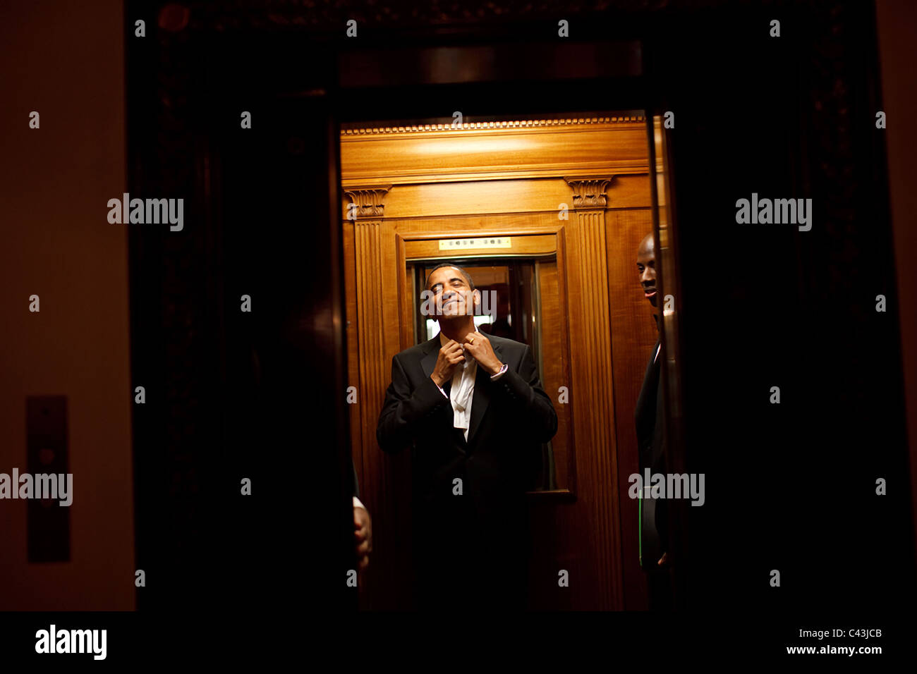 Präsident Barack Obama fährt den Aufzug in der Privatwohnung des weißen Hauses Stockfoto
