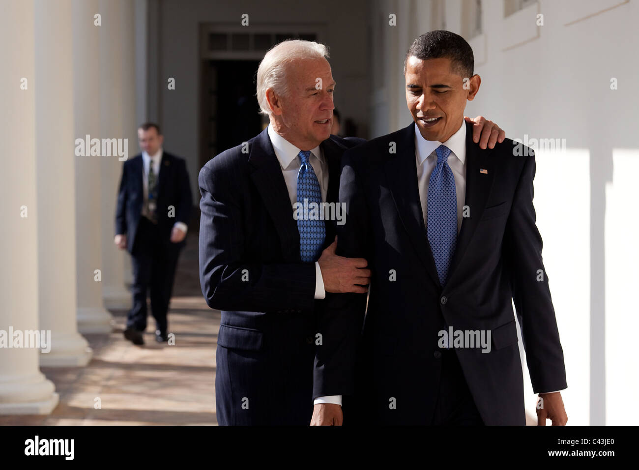 Präsident Barack Obama geht mit Vize-Präsident Joe Biden entlang der Kolonnade Stockfoto