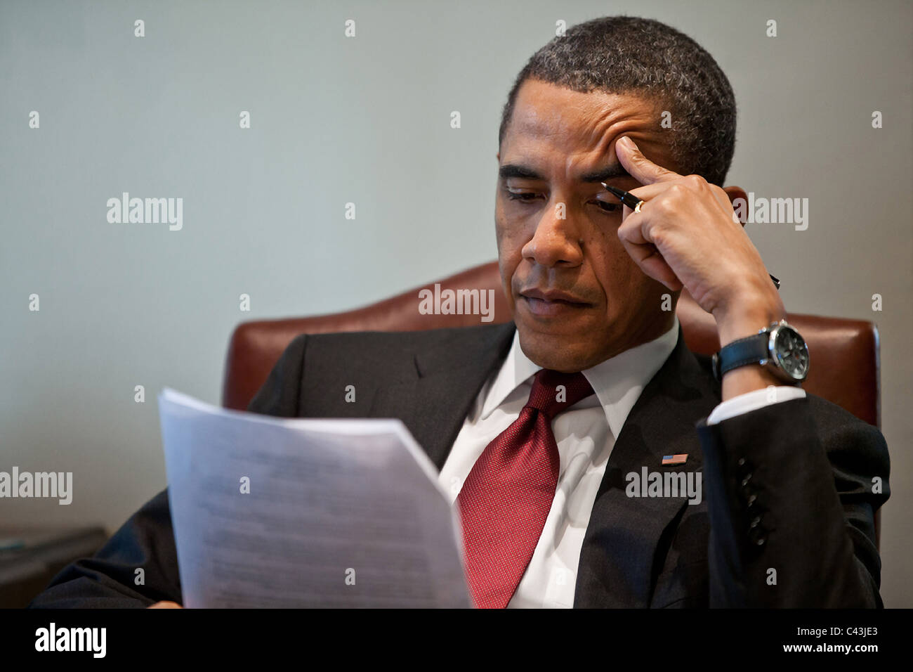 Präsident Barack Obama liest ein Dokument in das äußere Oval Office Stockfoto