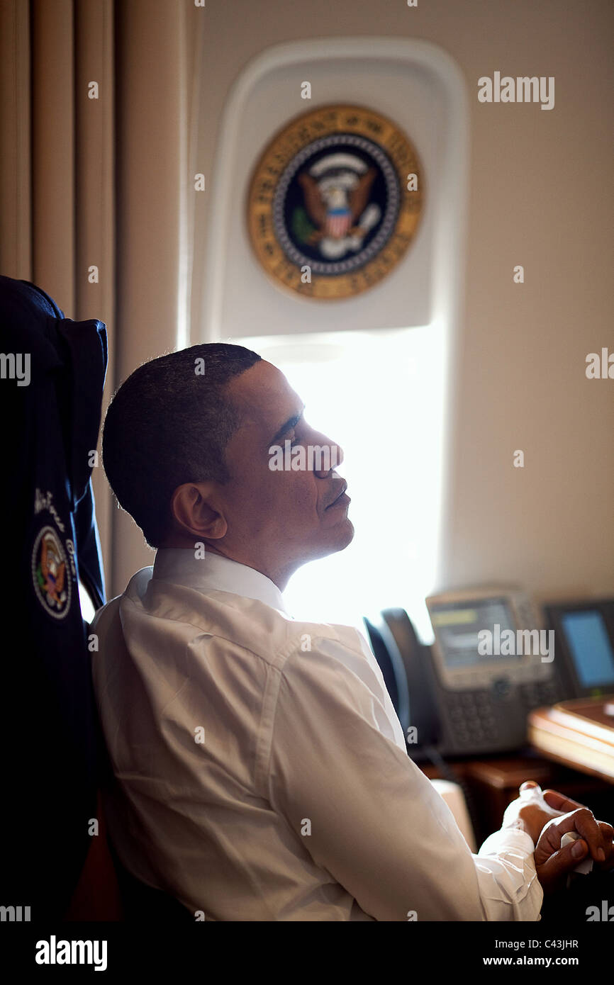 Präsident Barack Obama hört bei einem Treffen mit Mitgliedern des Kongresses an Bord der Air Force One Stockfoto