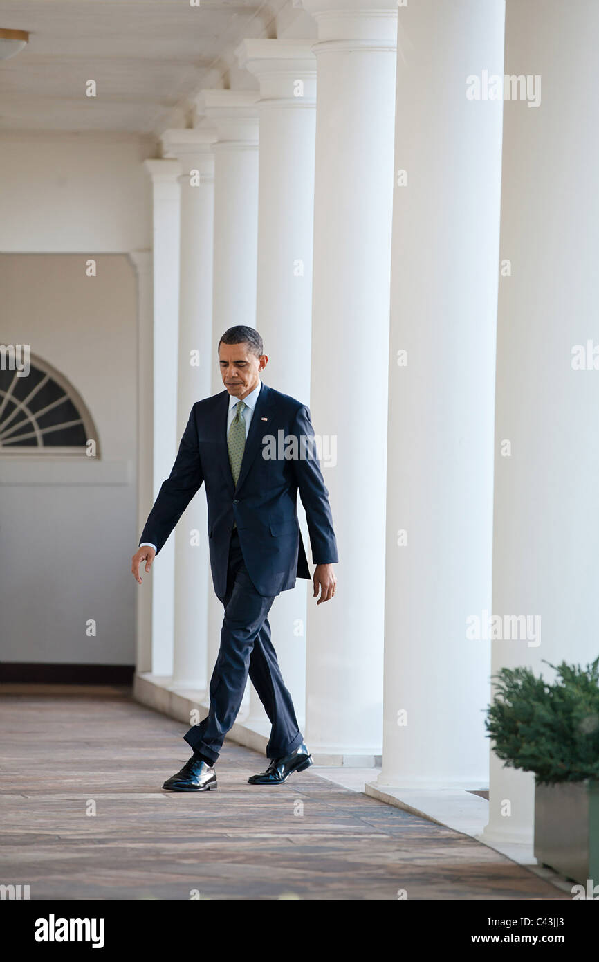Präsident Barack Obama geht auf die Kolonnade des weißen Hauses Stockfoto