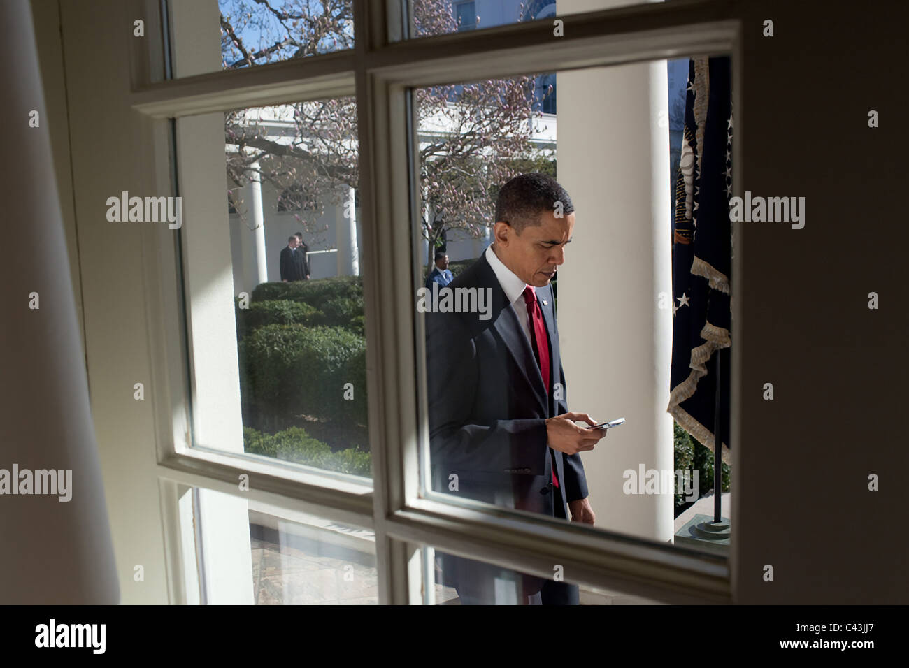 Präsident Barack Obama prüft seine BlackBerry wie er entlang der Kolonnade, Oval Office, 18. März 2010 Spaziergänge. Stockfoto
