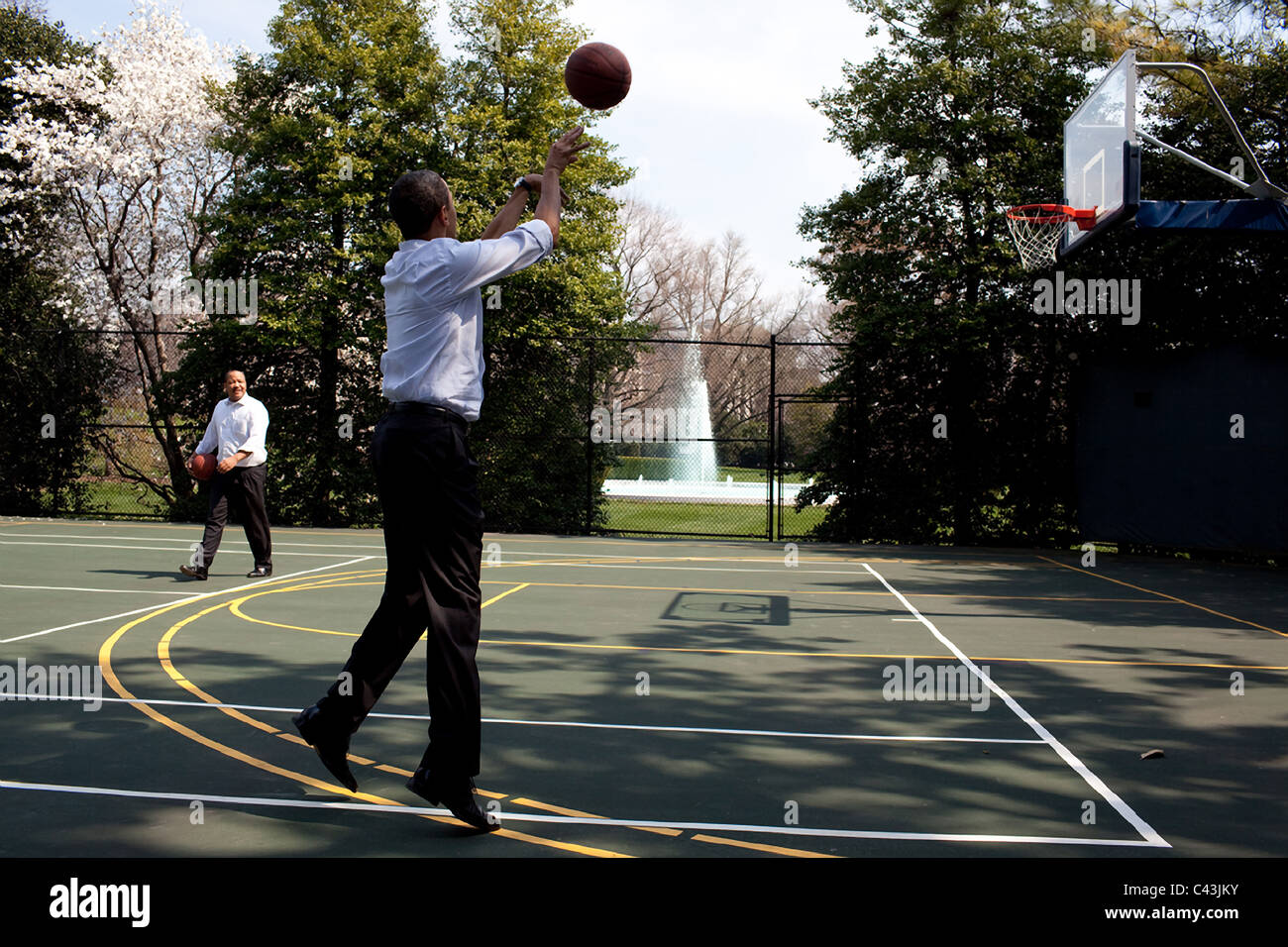 Präsident Barack Obama spielt eine Partie Basketball H-O-R-S-E mit Michael Strautmanis Stockfoto