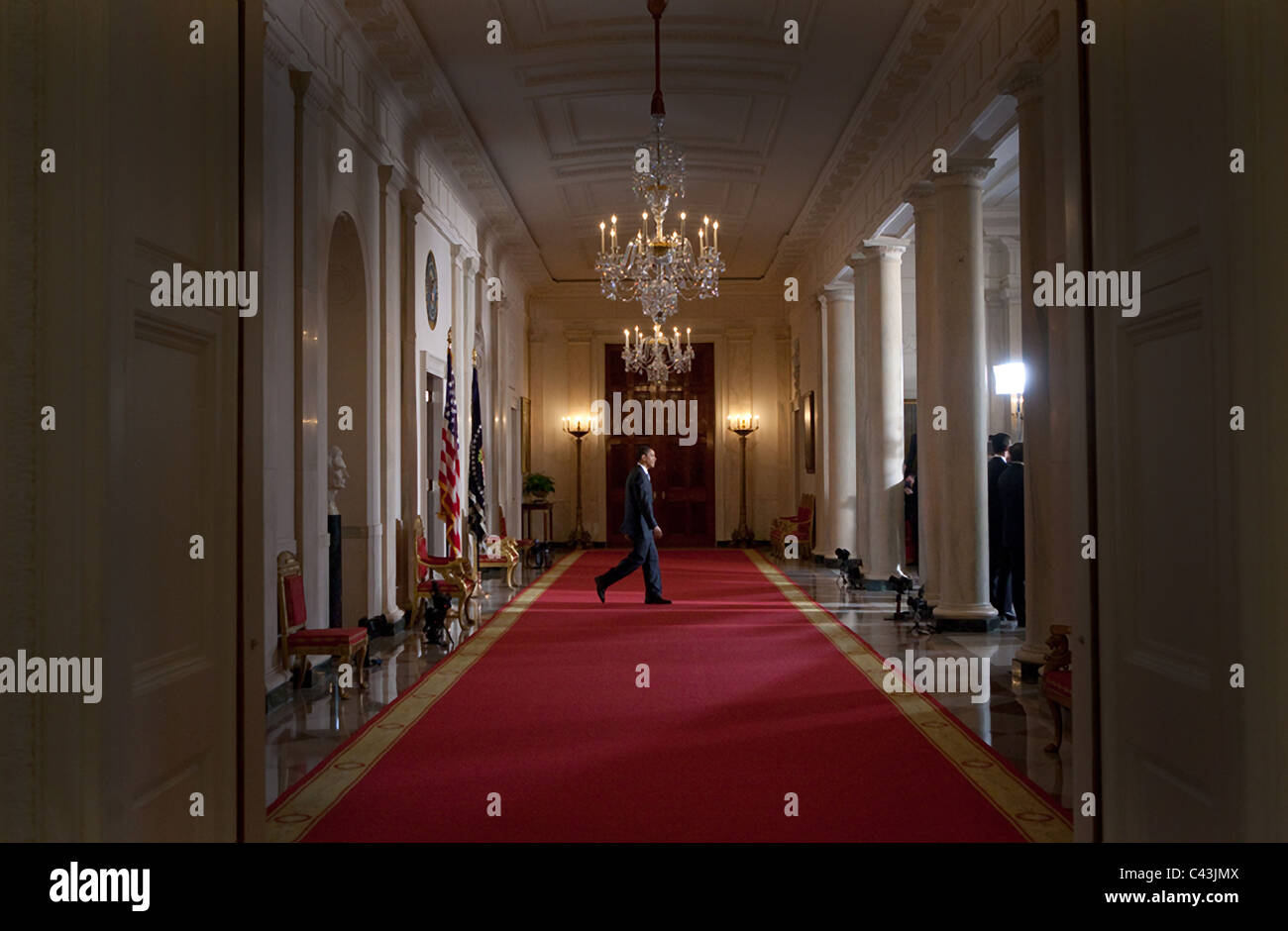 Präsident Barack Obama geht auf ein Podest in der Kreuz-Halle, Grand Foyer des weißen Hauses Stockfoto