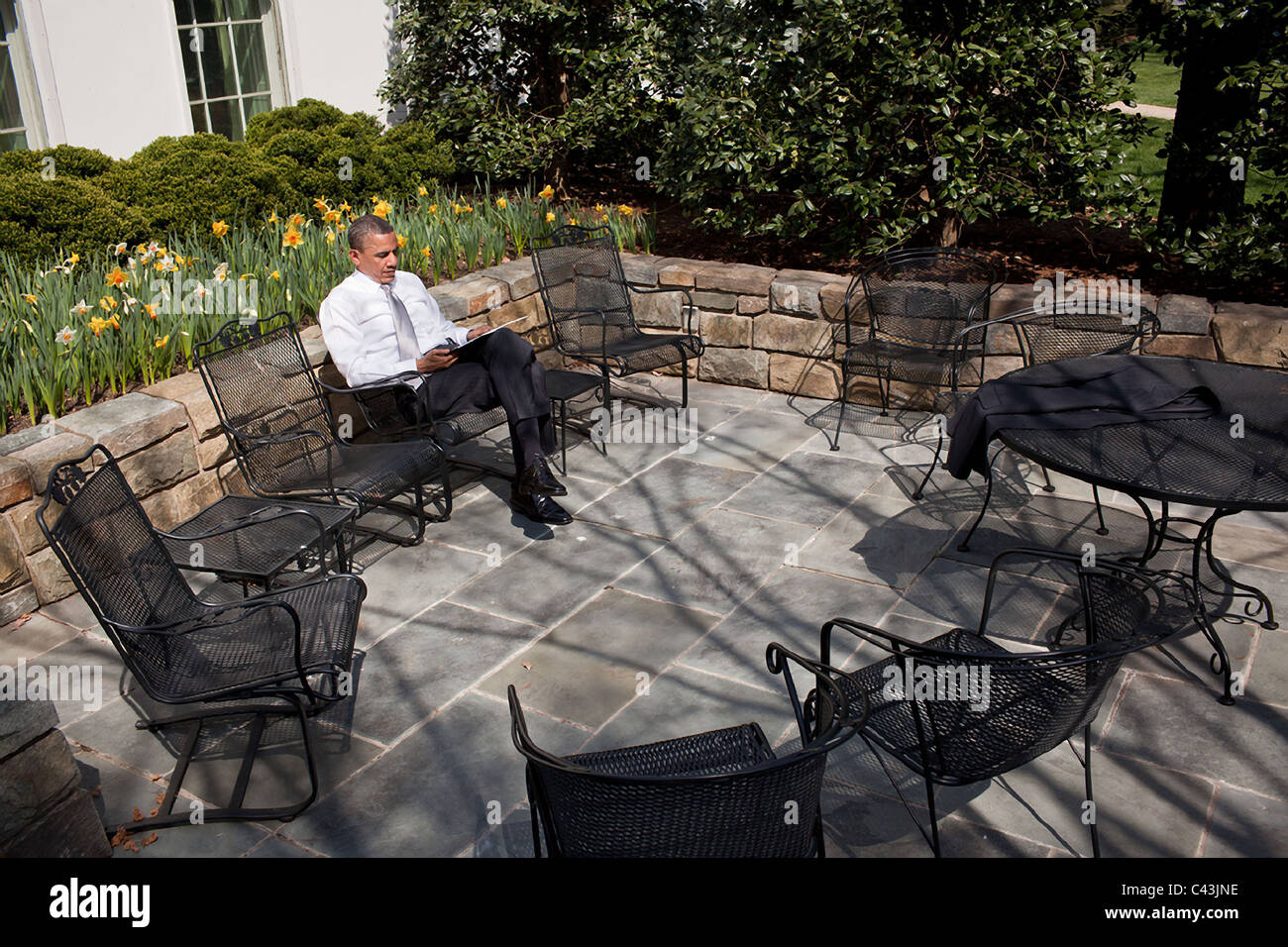 Präsident Barack Obama sitzt alleine auf der Terrasse außerhalb des Oval Office Stockfoto