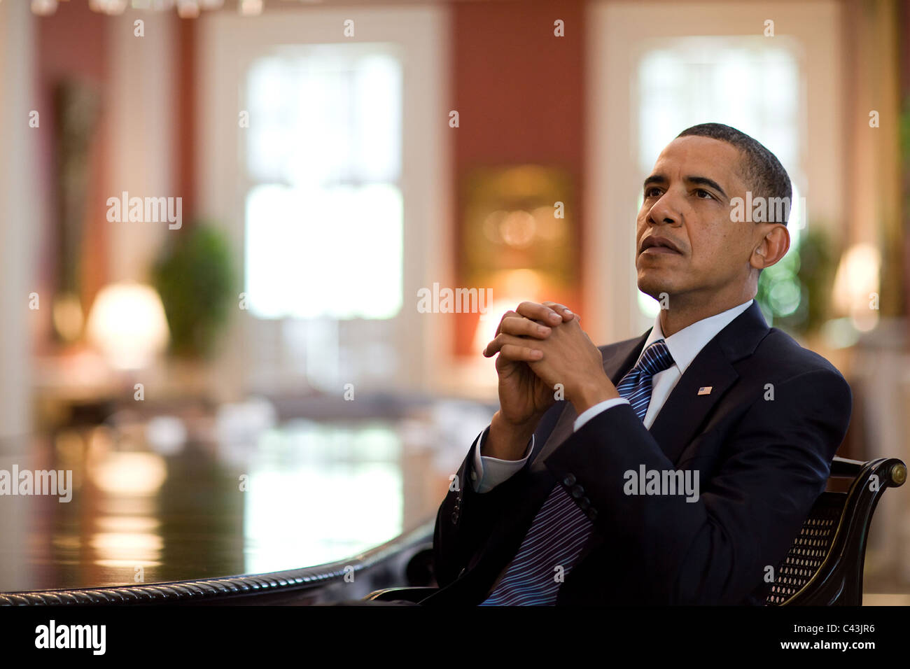 Präsident Barack Obama hört bei einem Treffen im Weißen Haus Stockfoto