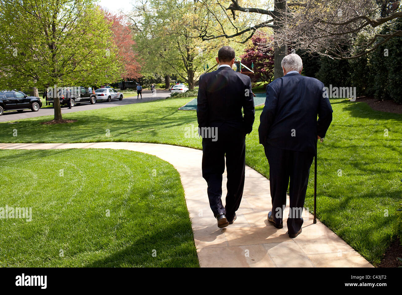 Präsident Barack Obama und Senator Ted Kennedy Fuß auf dem Gelände des weißen Hauses Stockfoto