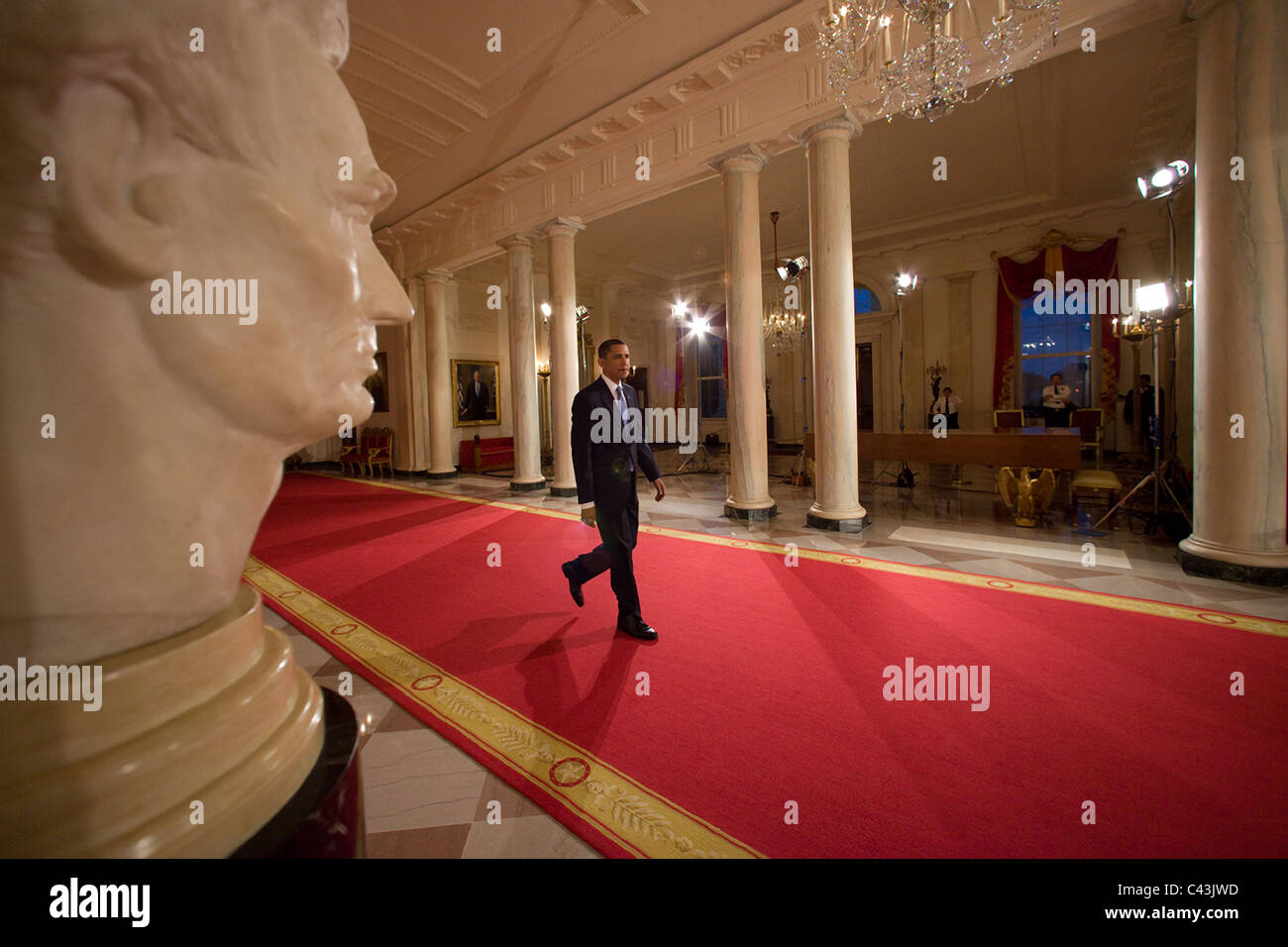 Präsident Barack Obama geht den Flur in Richtung East Room Kreuz Stockfoto