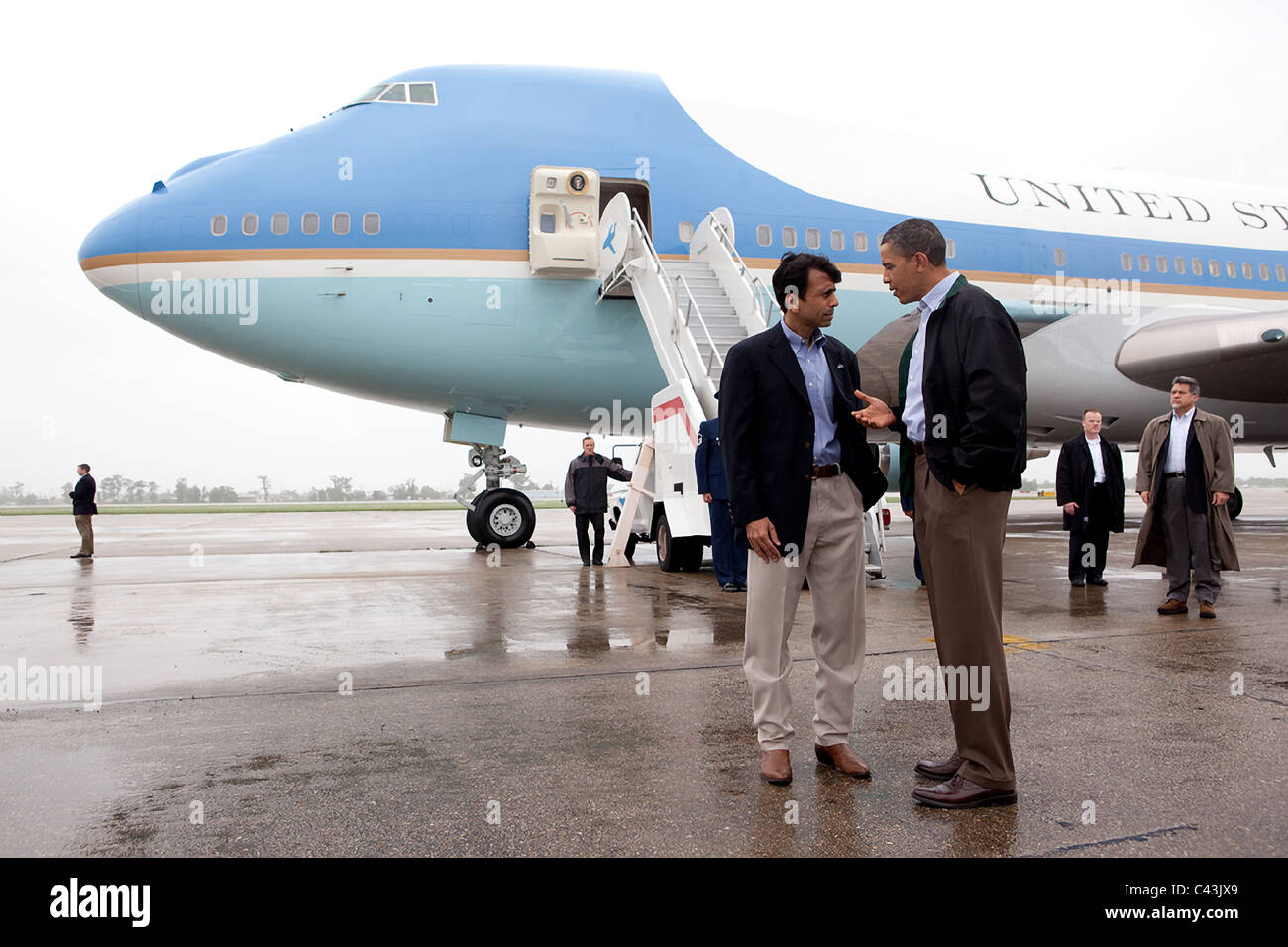 Präsident Barack Obama spricht mit Louisiana Gouverneur Bobby Jindal in New Orleans Stockfoto