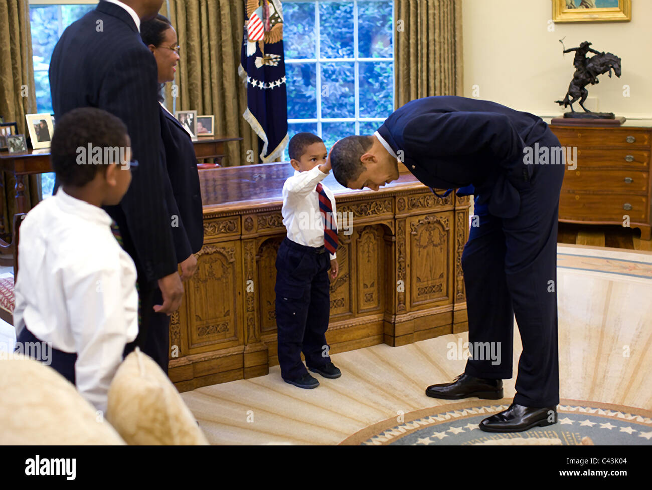 Kleiner Junge fühlt sich Präsident Barack Obama Haar Stockfoto