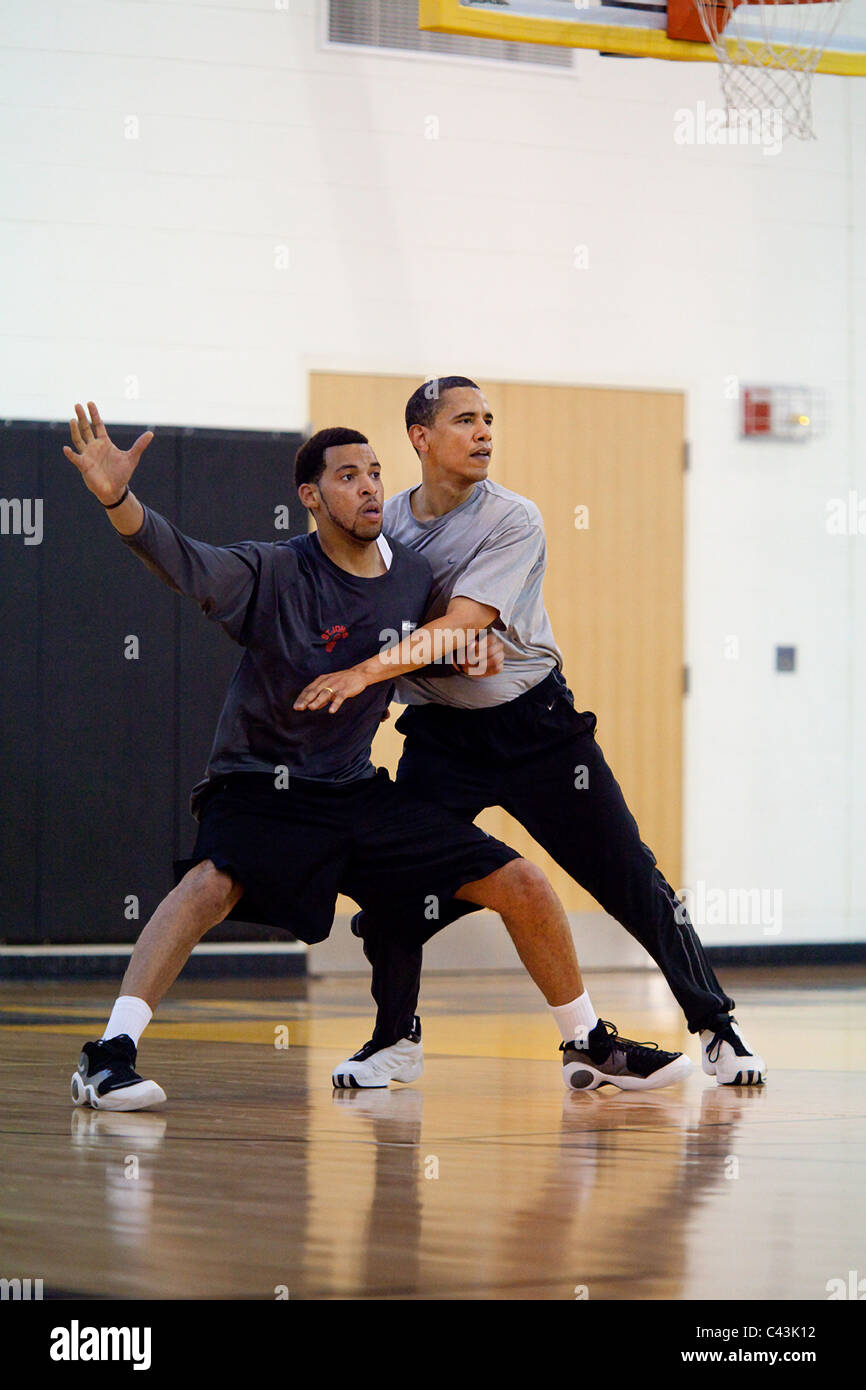 Präsident Barack Obama spielt Basketball in Fort McNair am 9. Mai 2009. Stockfoto