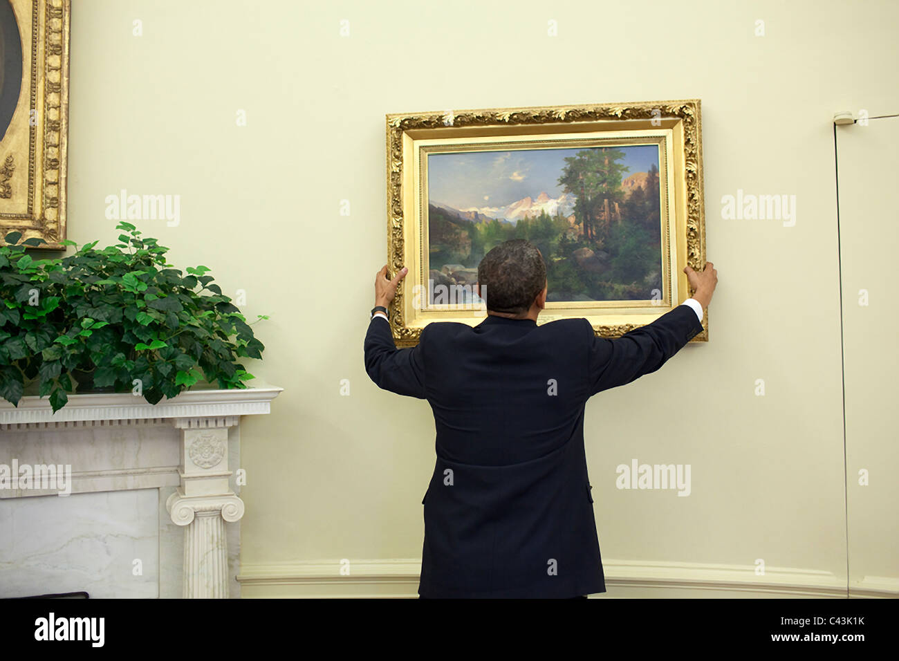 Präsident Barack Obama stellt ein Gemälde im Oval Office Stockfoto
