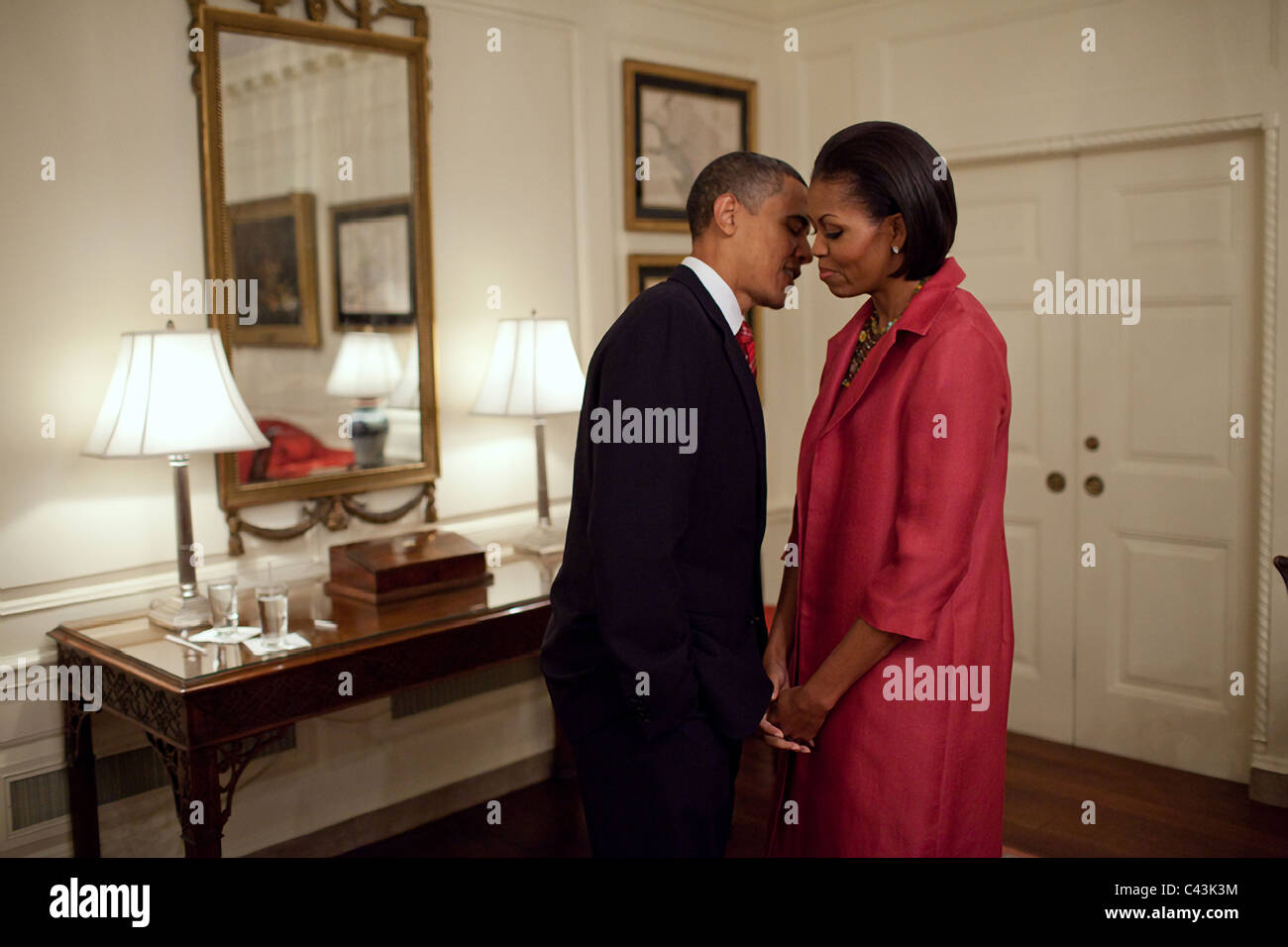 Präsident Barack Obama und First Lady Michelle Obama warten in der Map Room des weißen Hauses Stockfoto