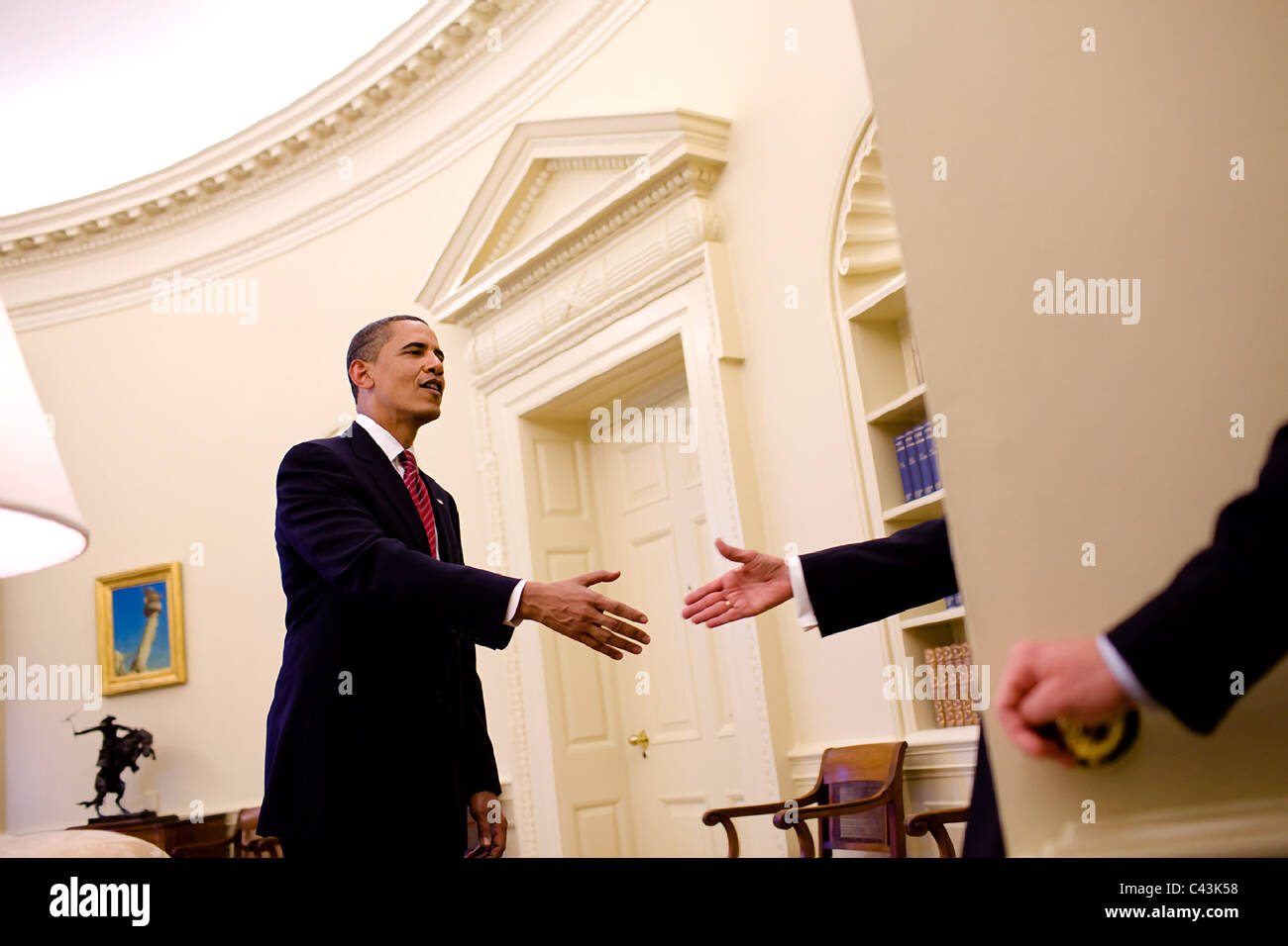 Präsident Barack Obama schüttelt Hände mit einem Gast Eintritt in das Oval Office, 20. Mai 2009. Stockfoto