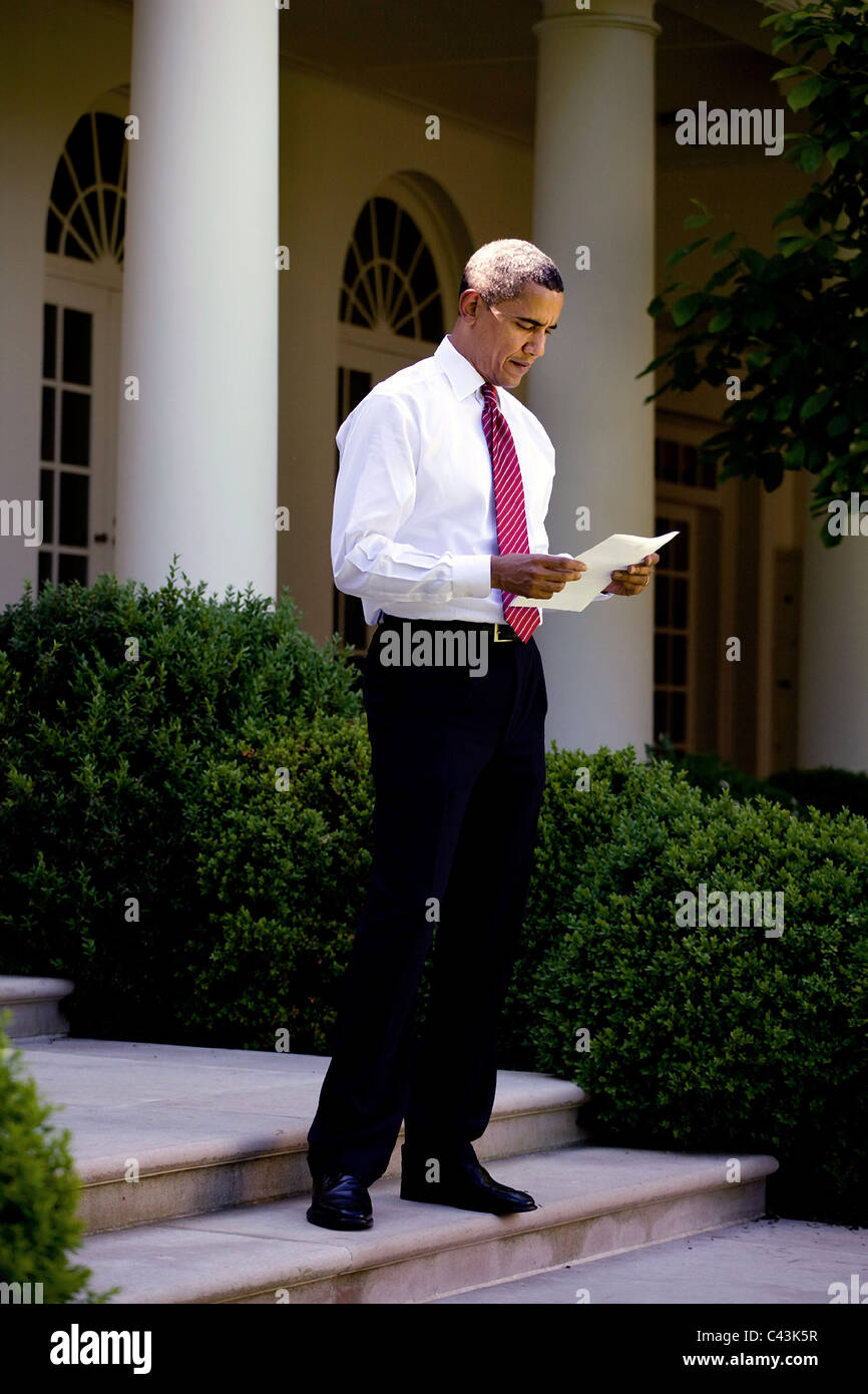 Präsident Barack Obama liest ein Dokument außerhalb des Oval Office auf den Stufen in der Rose Garden, 20. Mai 2009. Stockfoto