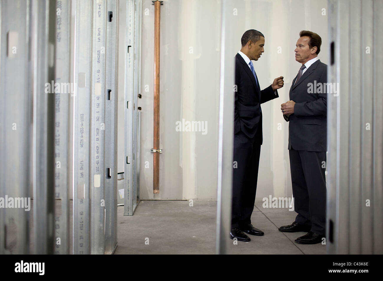 Präsident Barack Obama spricht mit Kaliforniens Gouverneur Arnold Schwarzenegger während einer Tour von Solyndra, Inc. Stockfoto