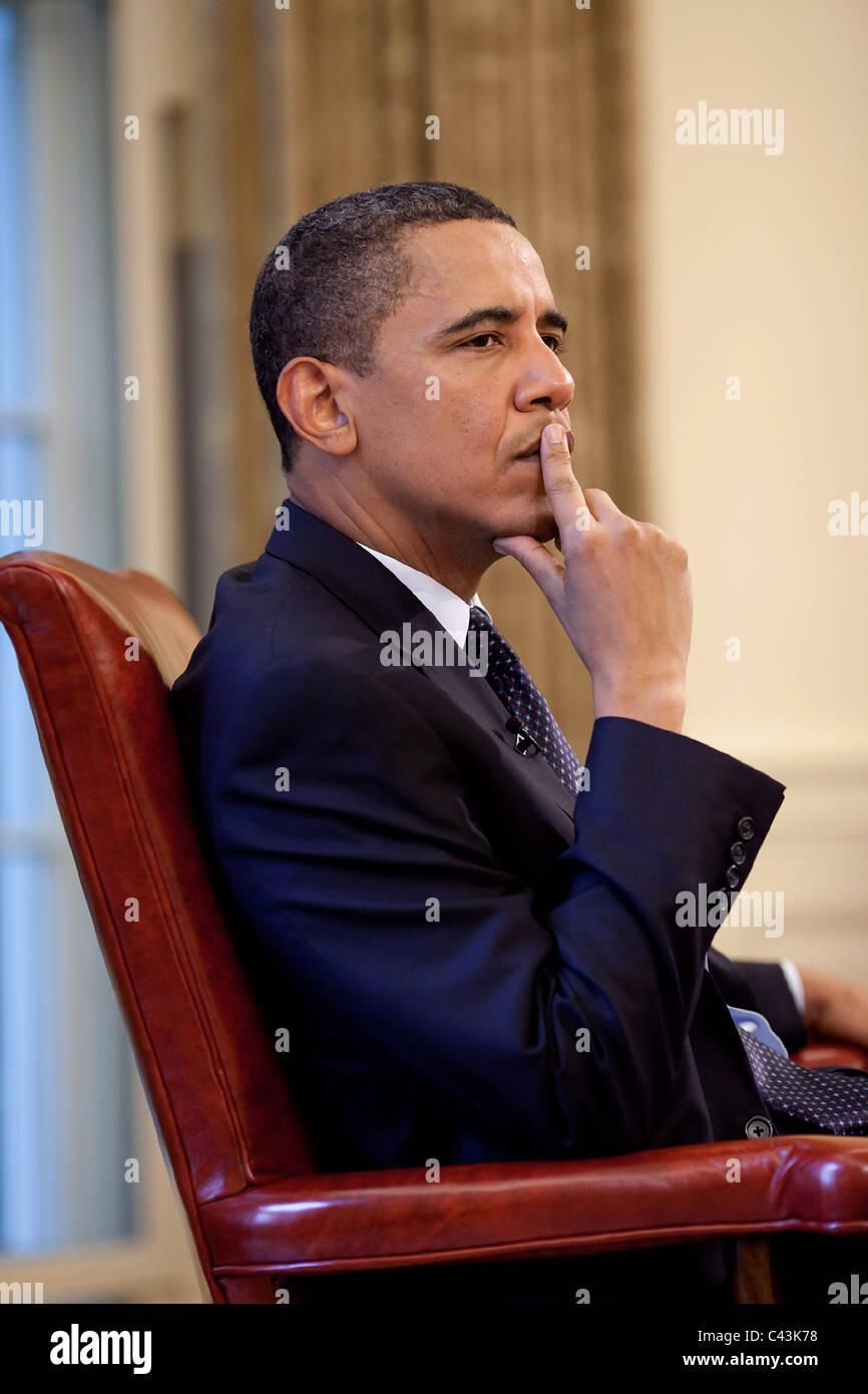 Präsident Barack Obama hört bei einem Briefing im Oval Office, 29. Mai 2009. Stockfoto