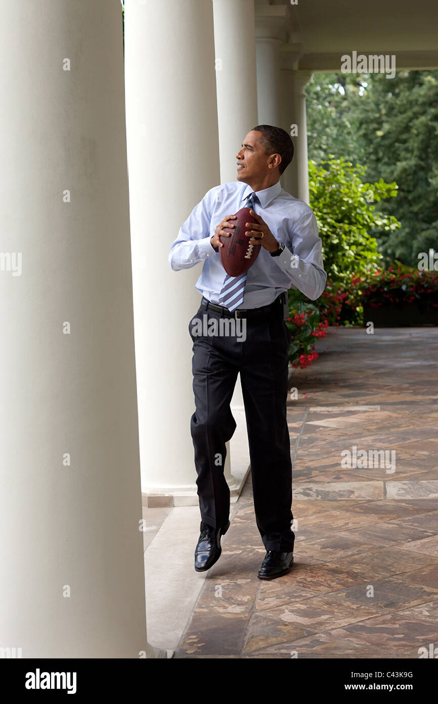 Präsident Barack Obama bereitet zu werfen einen Fußball zum persönlichen Adjutanten Reggie Love im Rose Garden Stockfoto
