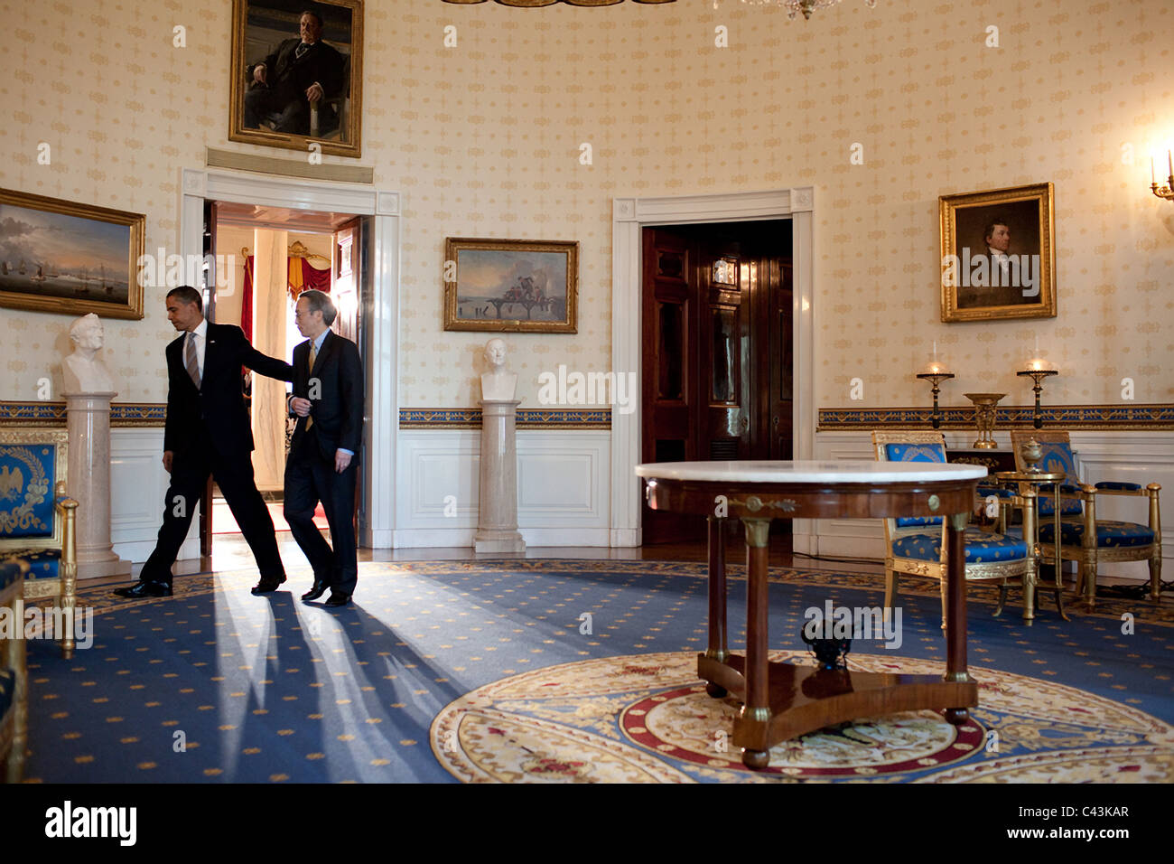 Präsident Barack Obama und Energieminister Steven Chu zu Fuß durch die Blue Room des weißen Hauses Stockfoto