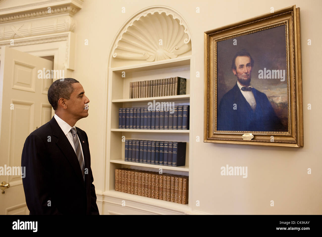 Präsident Barack Obama sieht das Portrait von Abraham Lincoln, der hängt im Oval Office Stockfoto