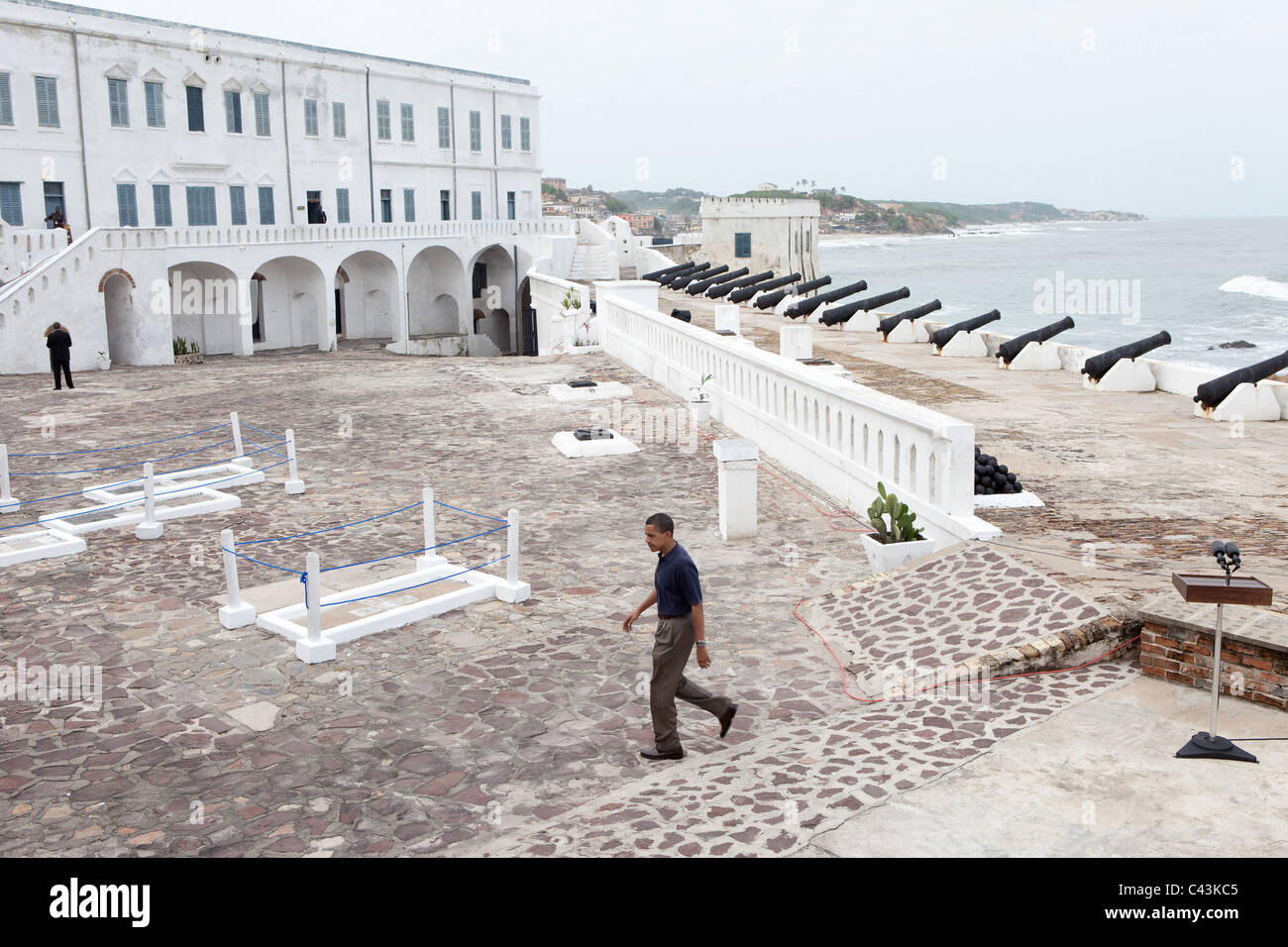 Präsident Barack Obama beendet eine Adresse nach einer Tour mit seiner Familie von Cape Coast Castle in Ghana am 11. Juli 2009. Stockfoto