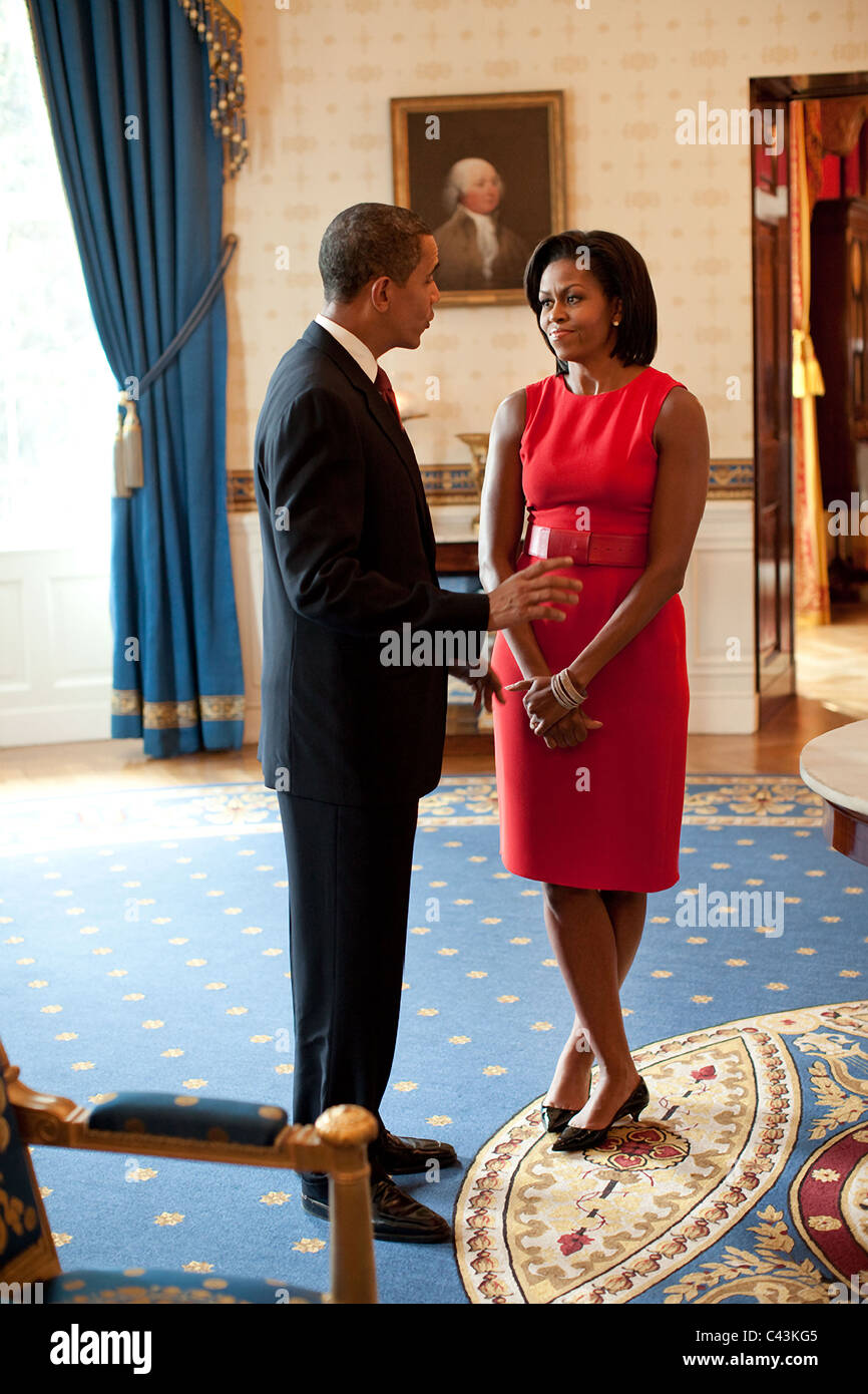 Präsident Barack Obama und First Lady Michelle Obama reden im Blue Room des weißen Hauses Stockfoto