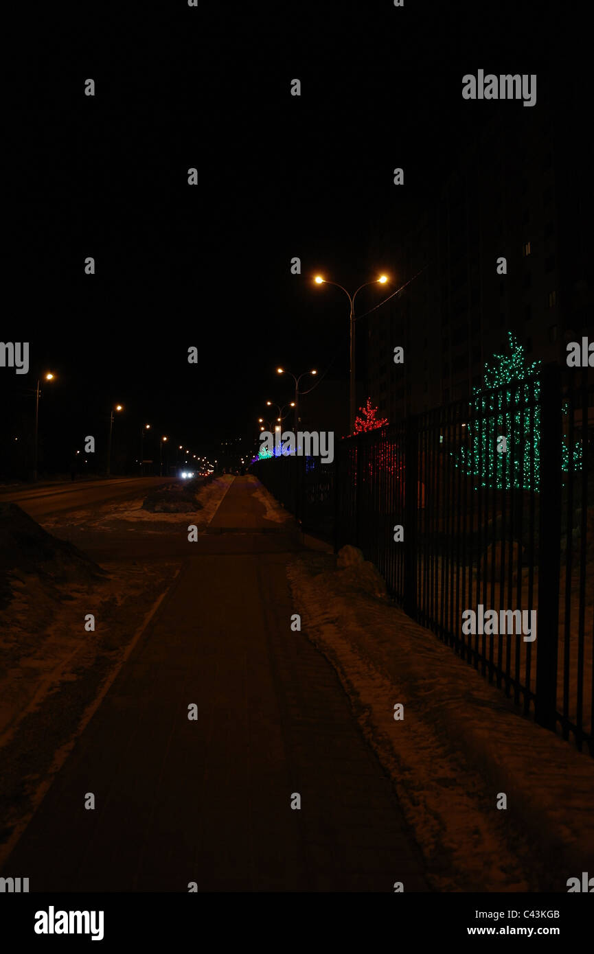 Nacht Straße in einer Stadt Domodedowo im Winter, Moscow Region, Russland Stockfoto