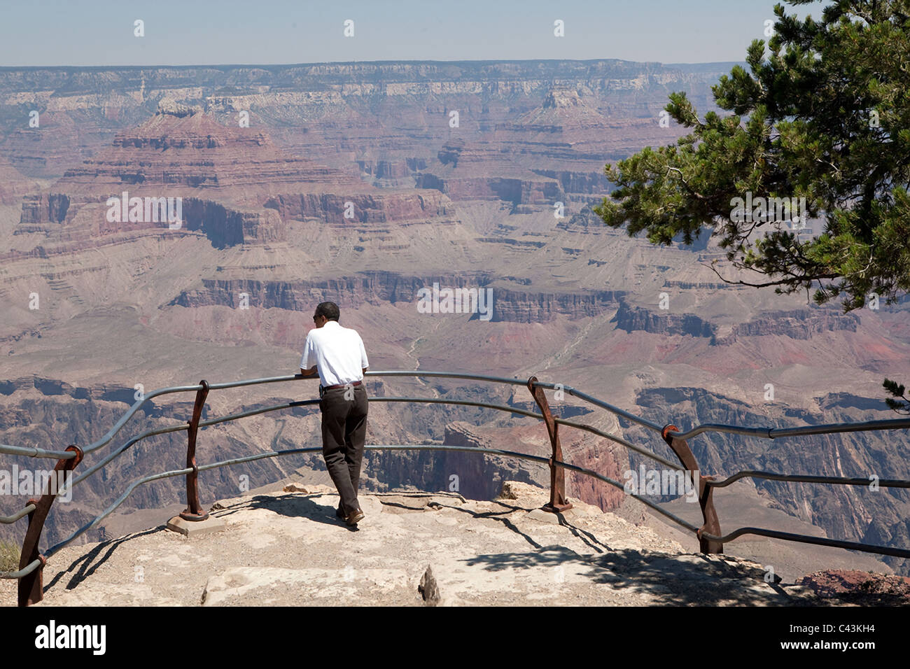 Präsident Barack Obama sieht im Vista vor ihm während einer Tour durch den Grand Canyon Stockfoto