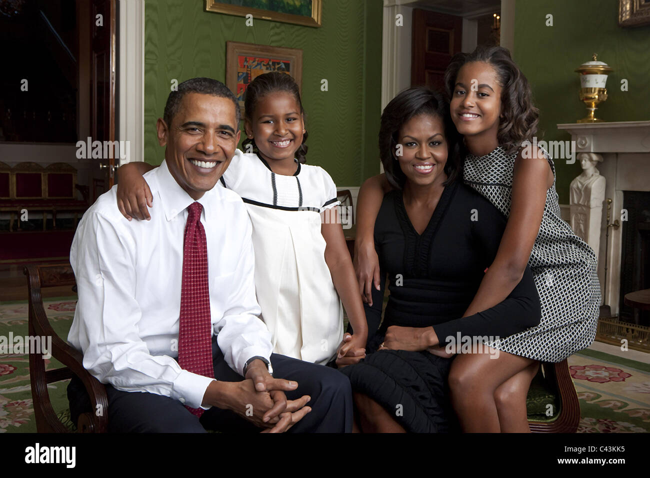 Präsident Barack Obama und First Lady Michelle Obama ihre Töchter, Malia und Sasha, sitzen für ein Familienporträt Stockfoto