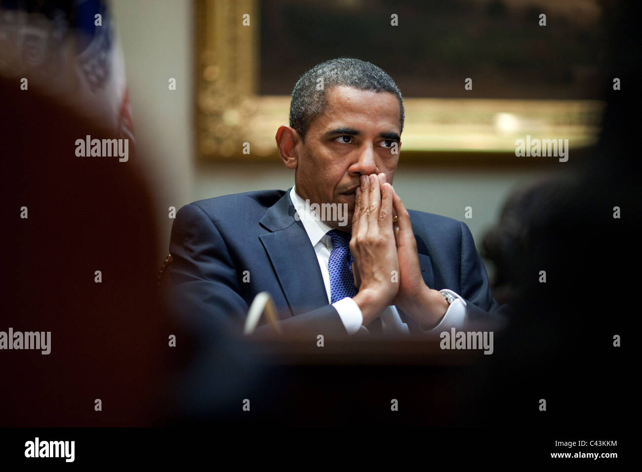 Präsident Barack Obama hört während eines Treffens der Wirtschaftspolitik im Roosevelt Room des weißen Hauses Stockfoto