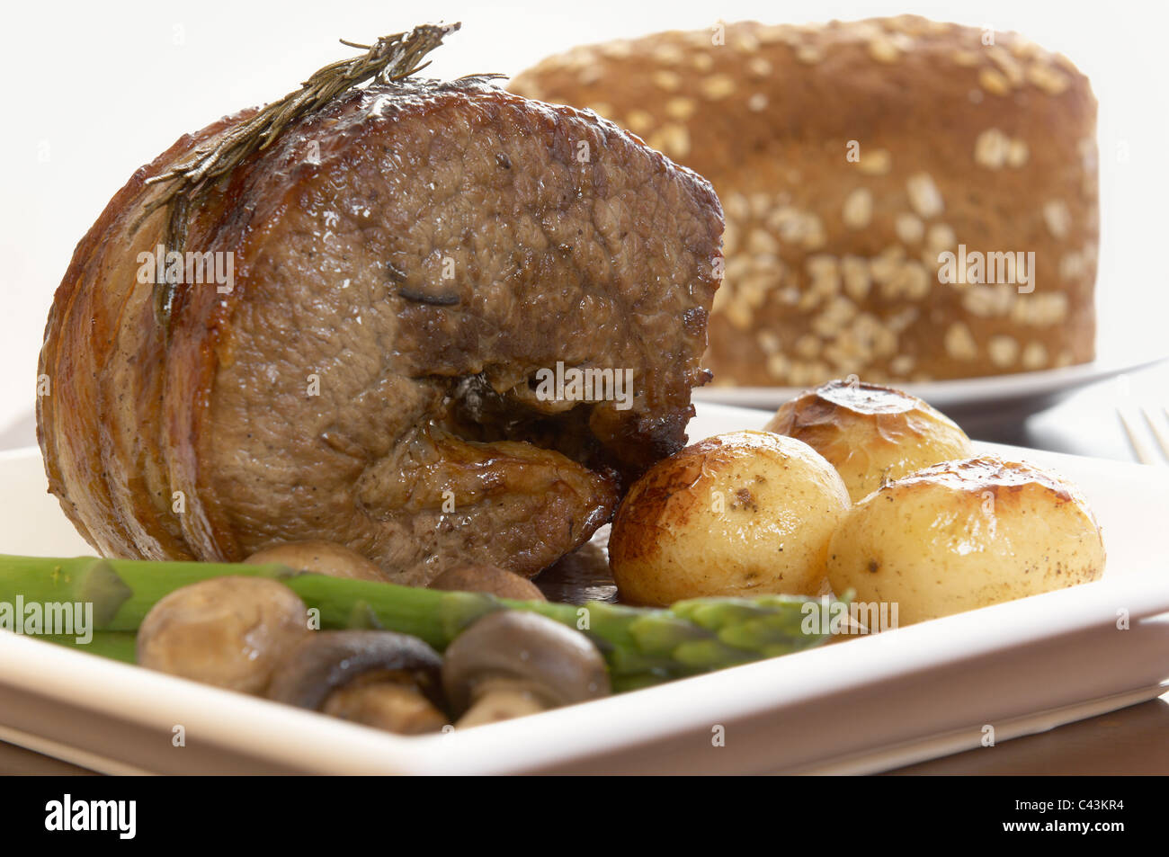 Zusammensetzung der gebratenes Rindfleisch, Spargel Kartoffeln und Champignons Stockfoto