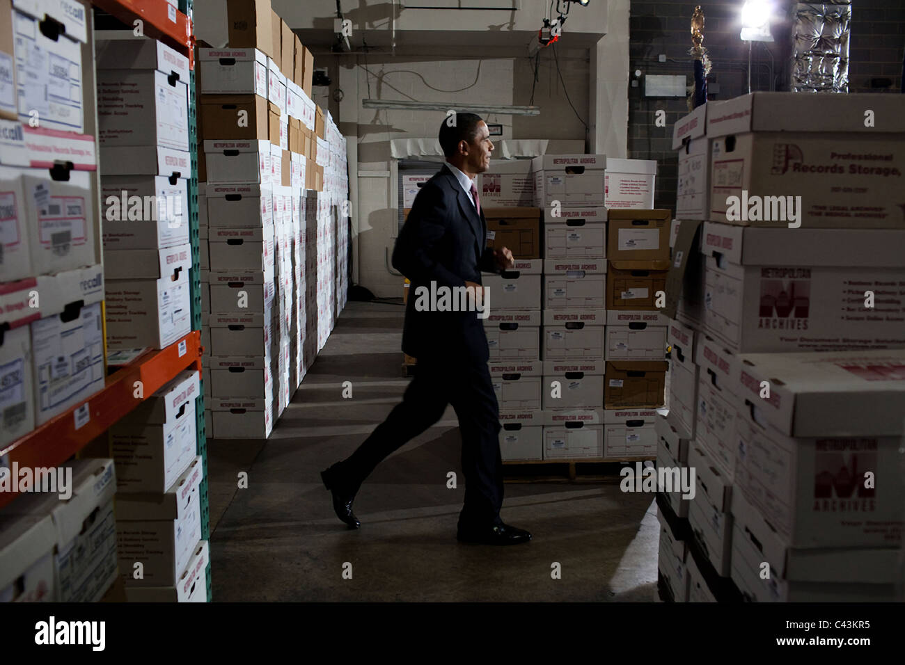 Präsident Barack Obama joggt vorbei an Feldern auf dem Weg nach Bemerkungen auf einem Small Business Administration Event liefern Stockfoto