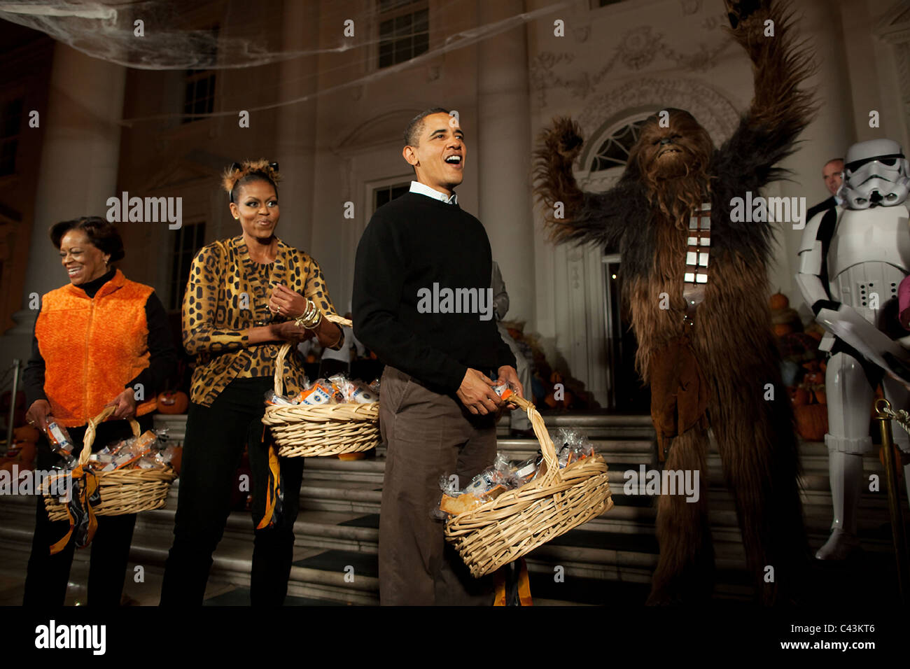Marian Robinson, Präsident Barack Obama und First Lady Michelle Obama willkommen Kinder während halloween Stockfoto