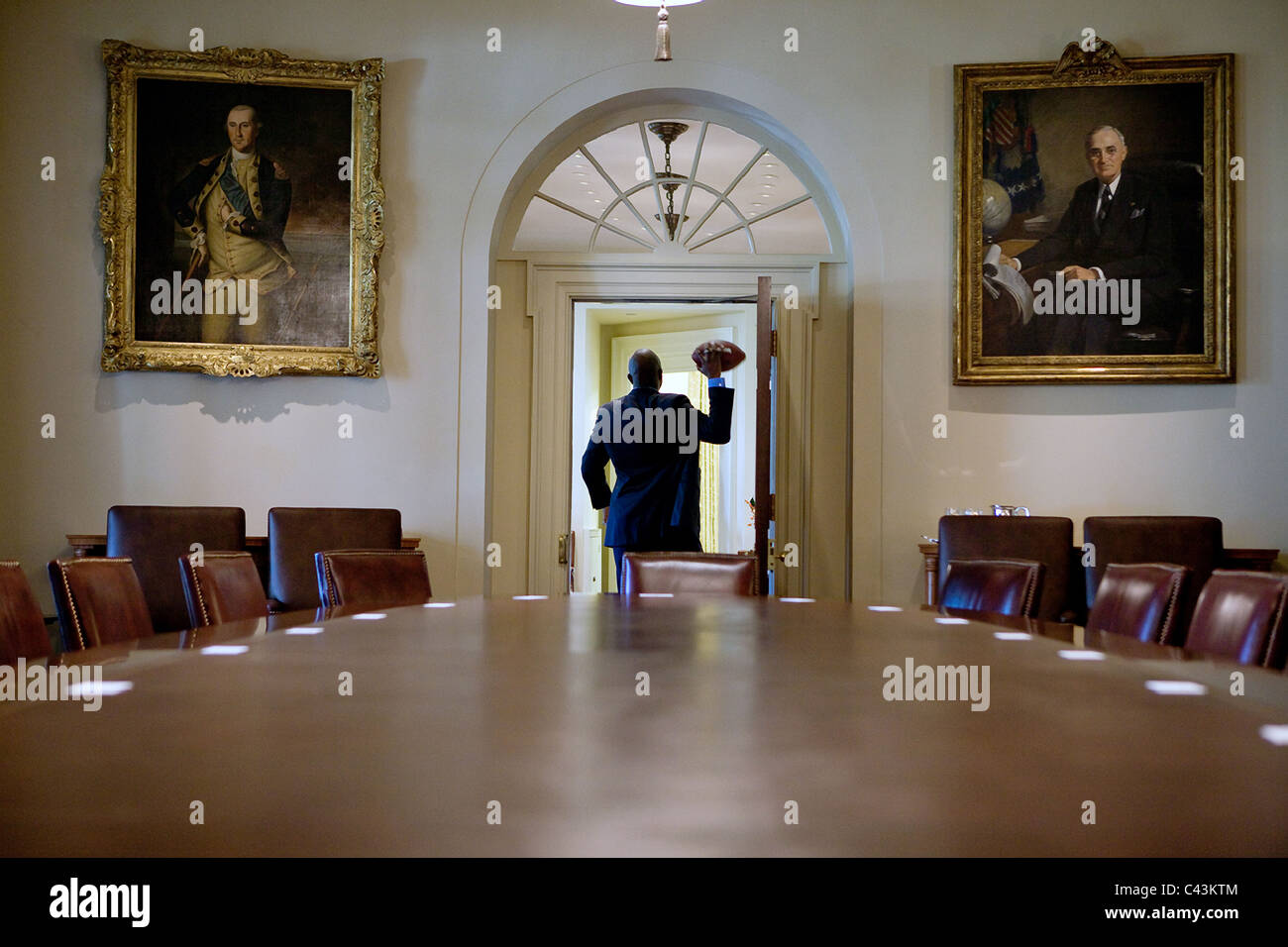 Persönlicher Adjutant Reggie Love hält einen Fußball in der Cabinet Room des weißen Hauses, 3. November 2009. Stockfoto